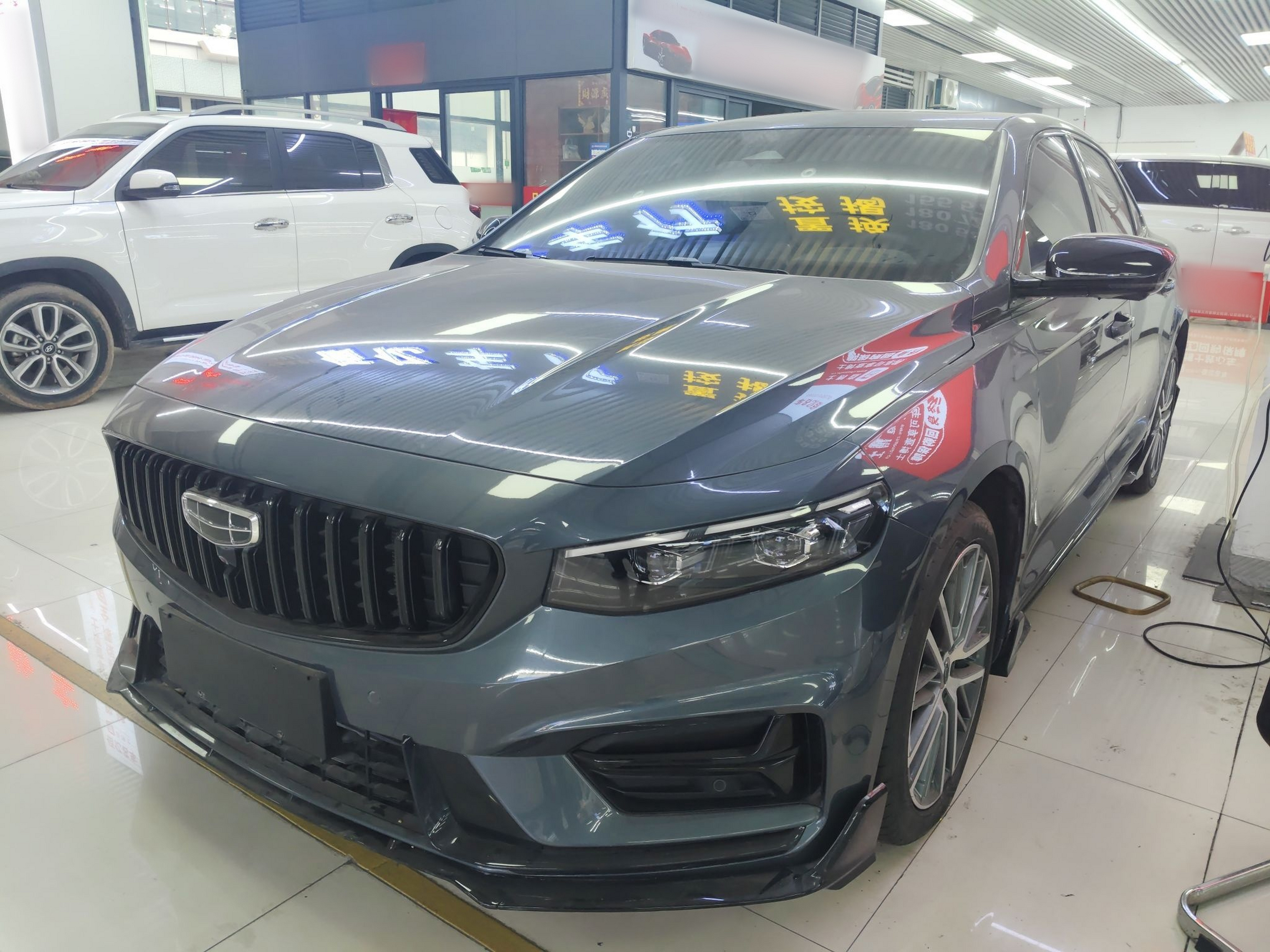 تحت مقدمة السيارة