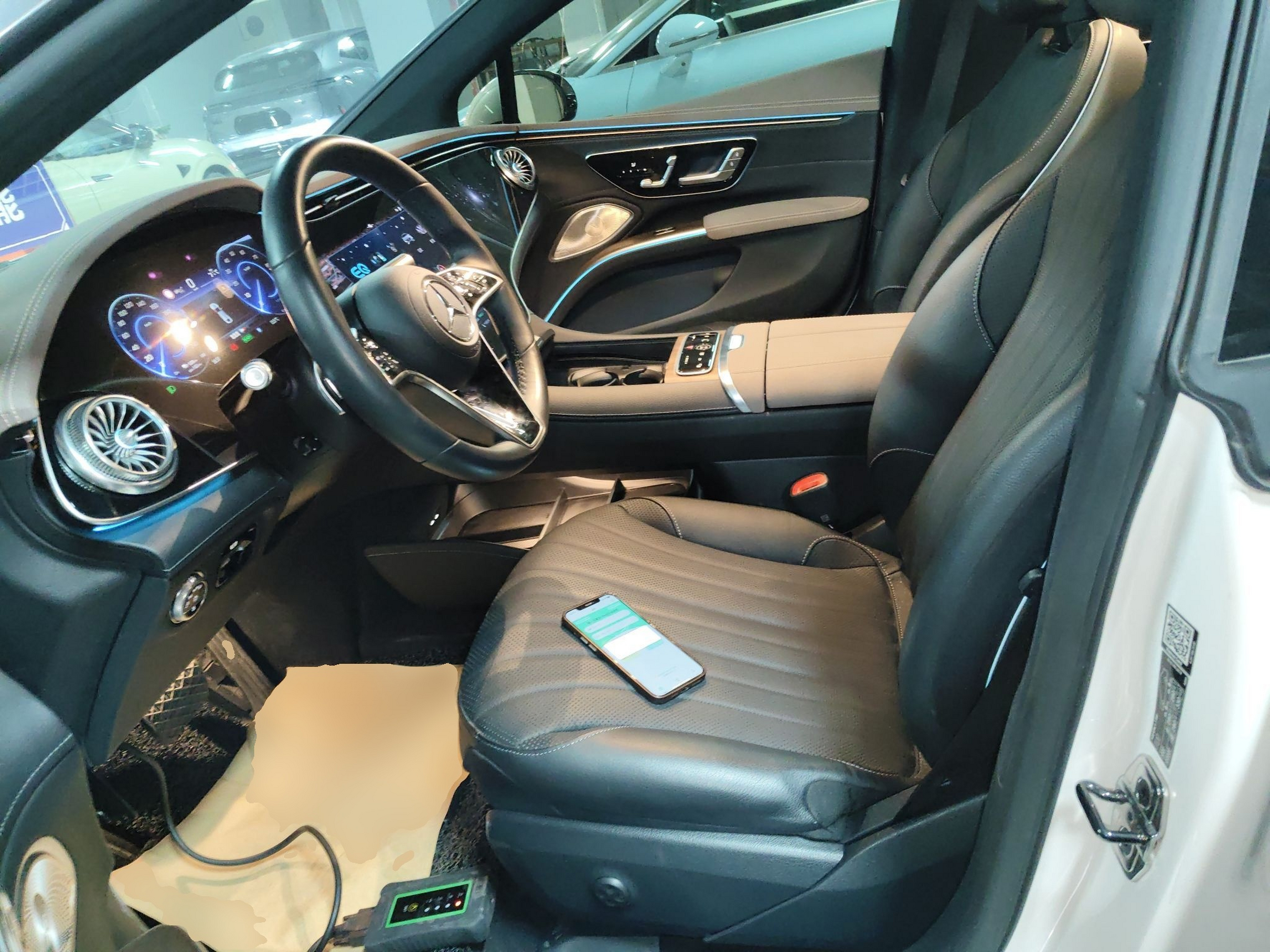 المقاعد الأمامية داخل السيارة