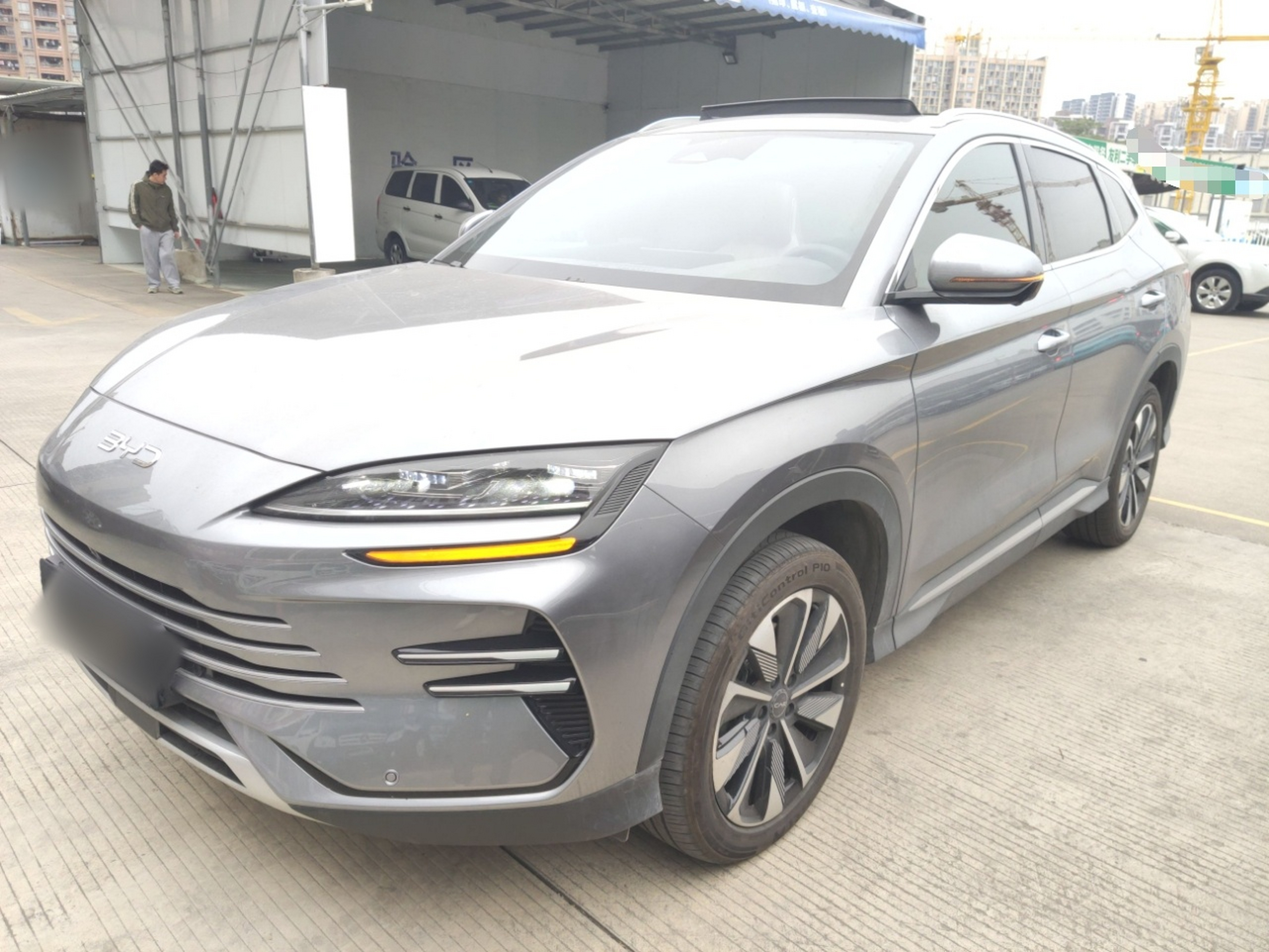 تحت مقدمة السيارة