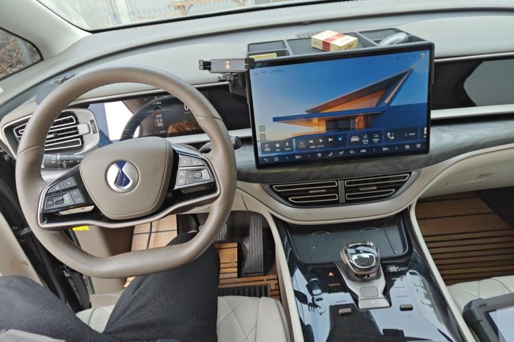 Used Denza D9 2022 DM-i 1040 Prestige Model
