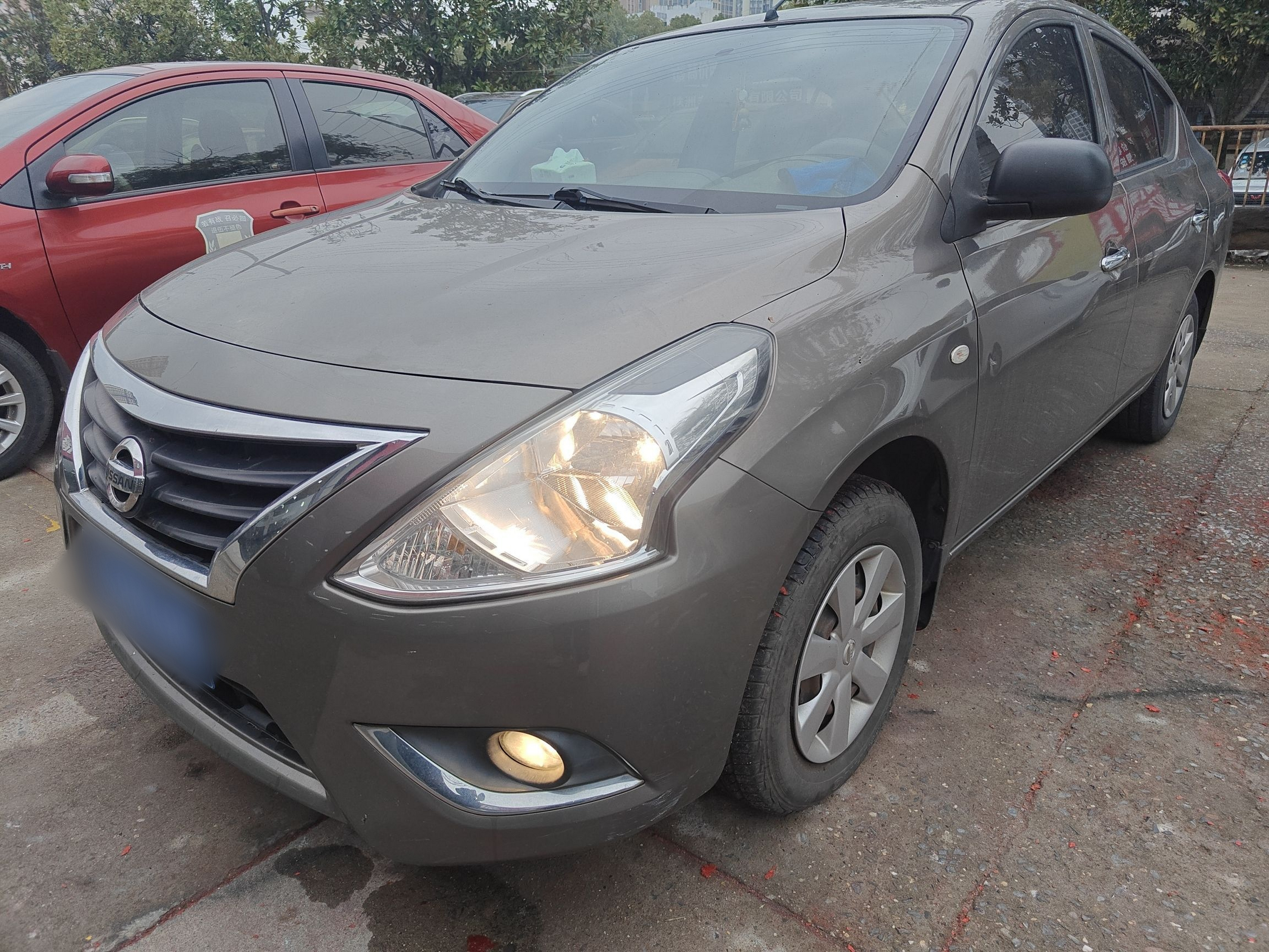 تحت مقدمة السيارة