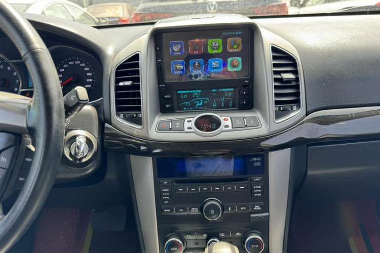 Used Chevrolet Captiva 2015 2.4L 4x4 Flagship Edition 7-Seater
