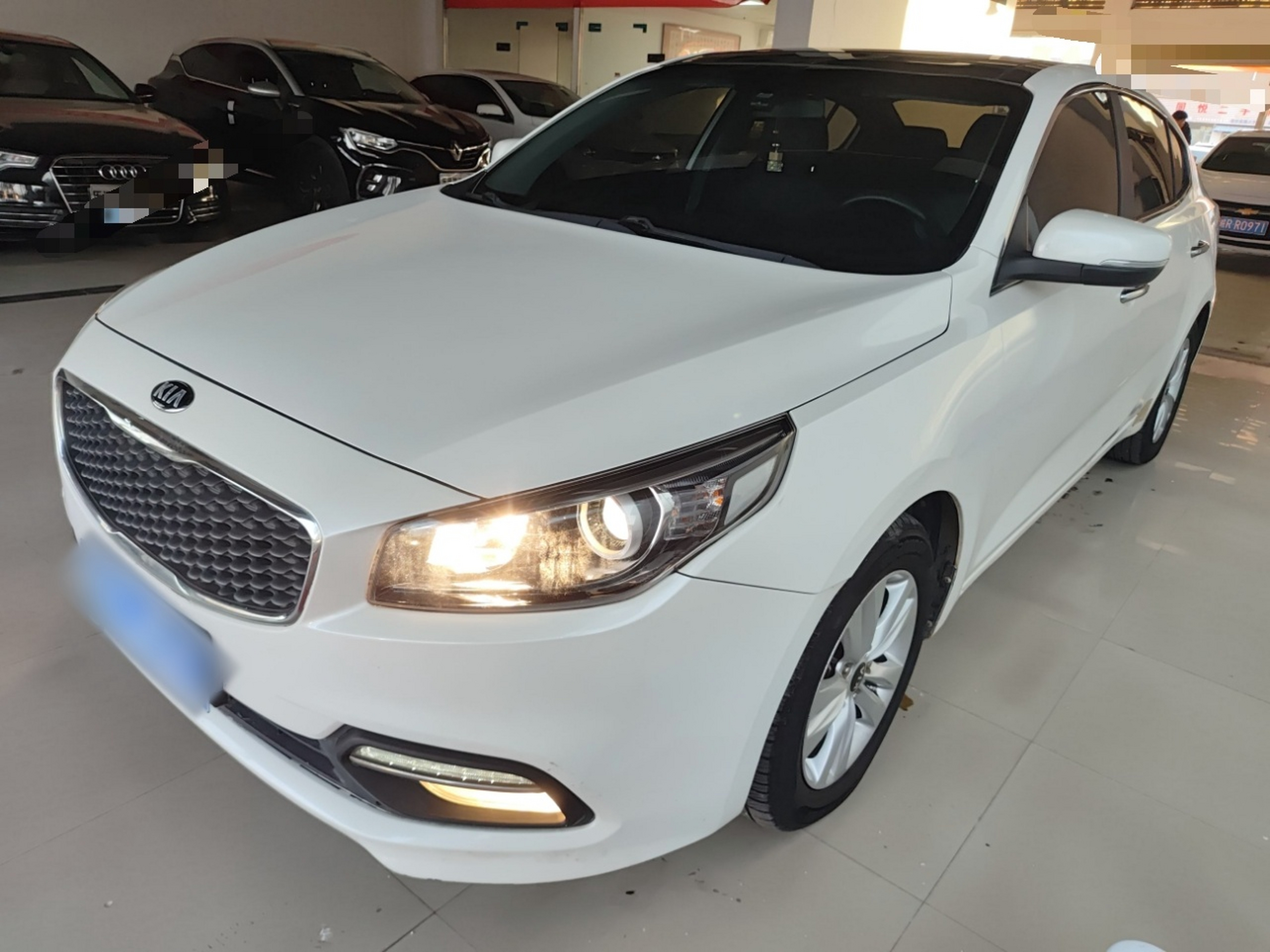 تحت مقدمة السيارة