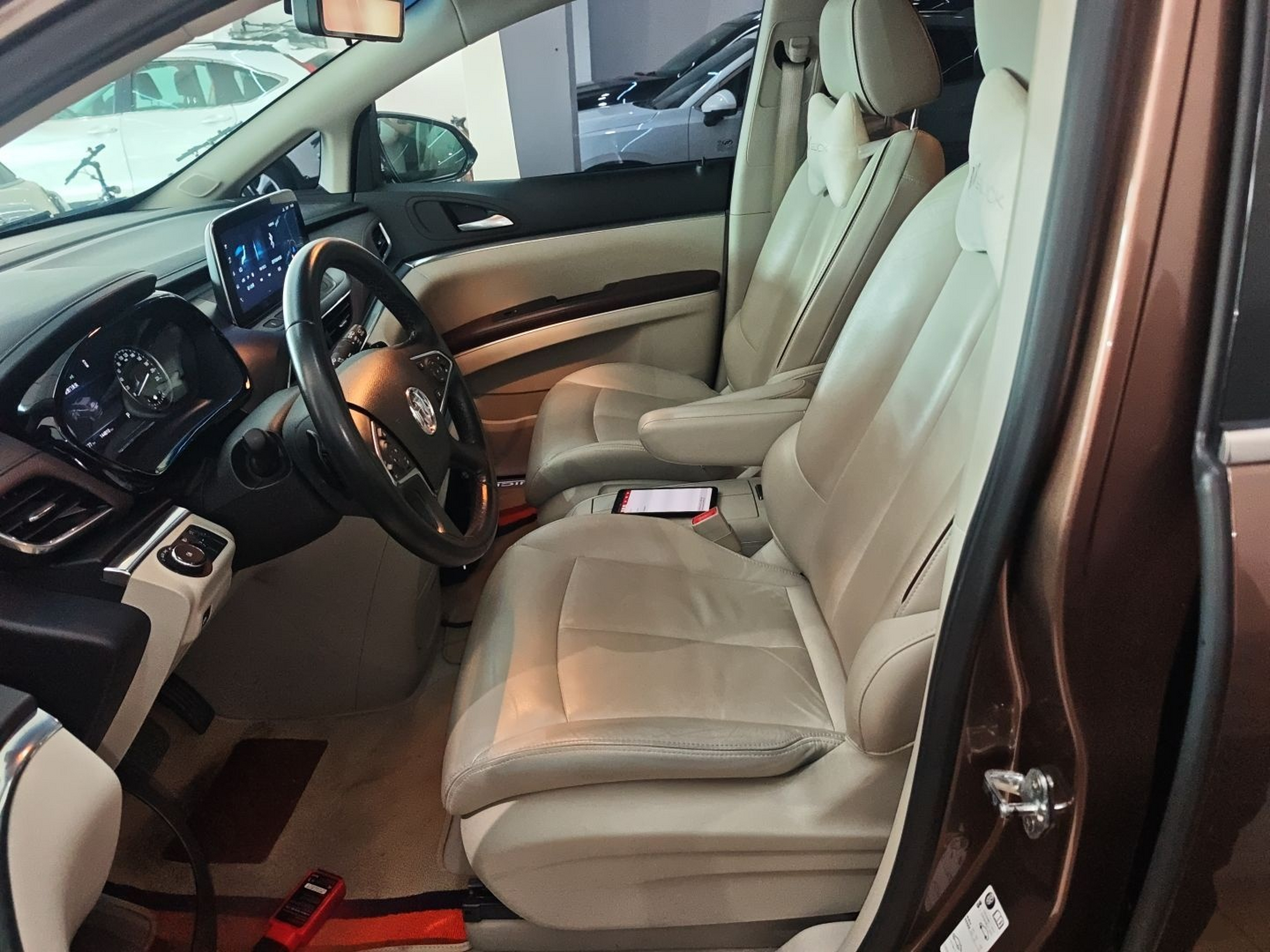 Переднее сиденье в автомобиле