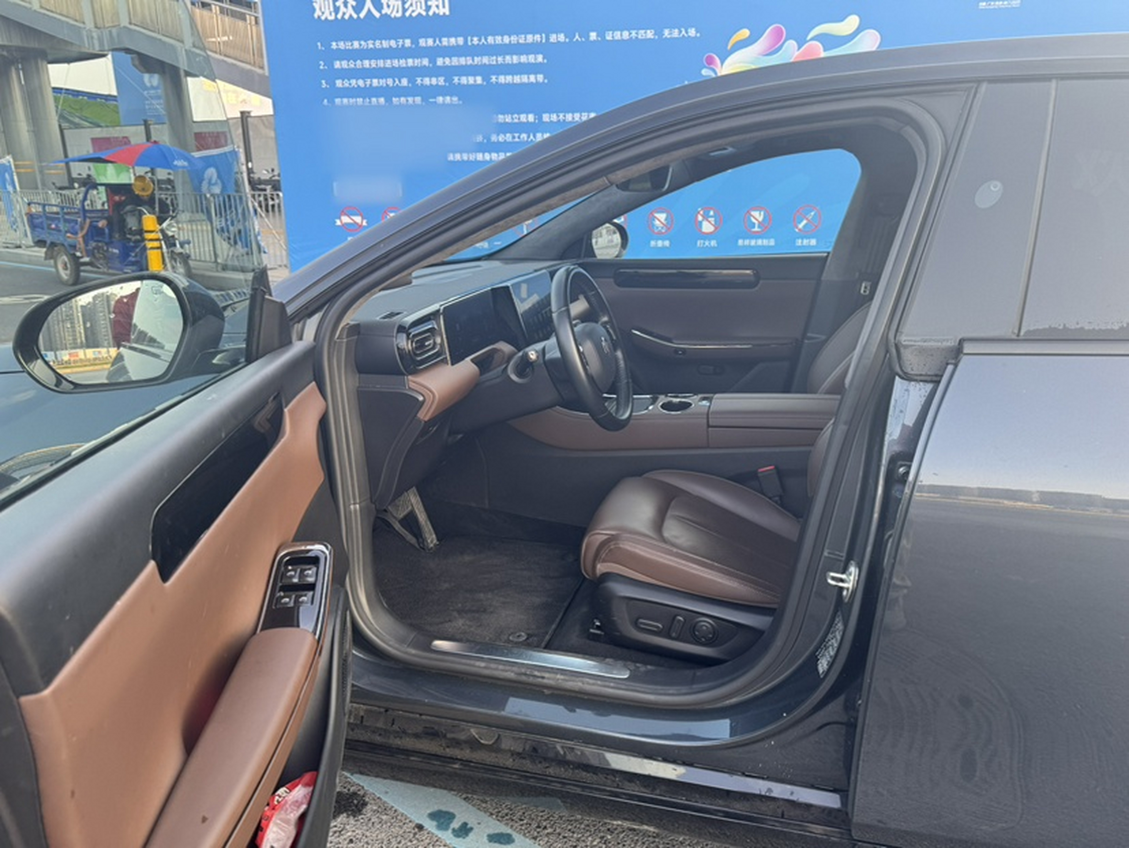 المقاعد الأمامية داخل السيارة