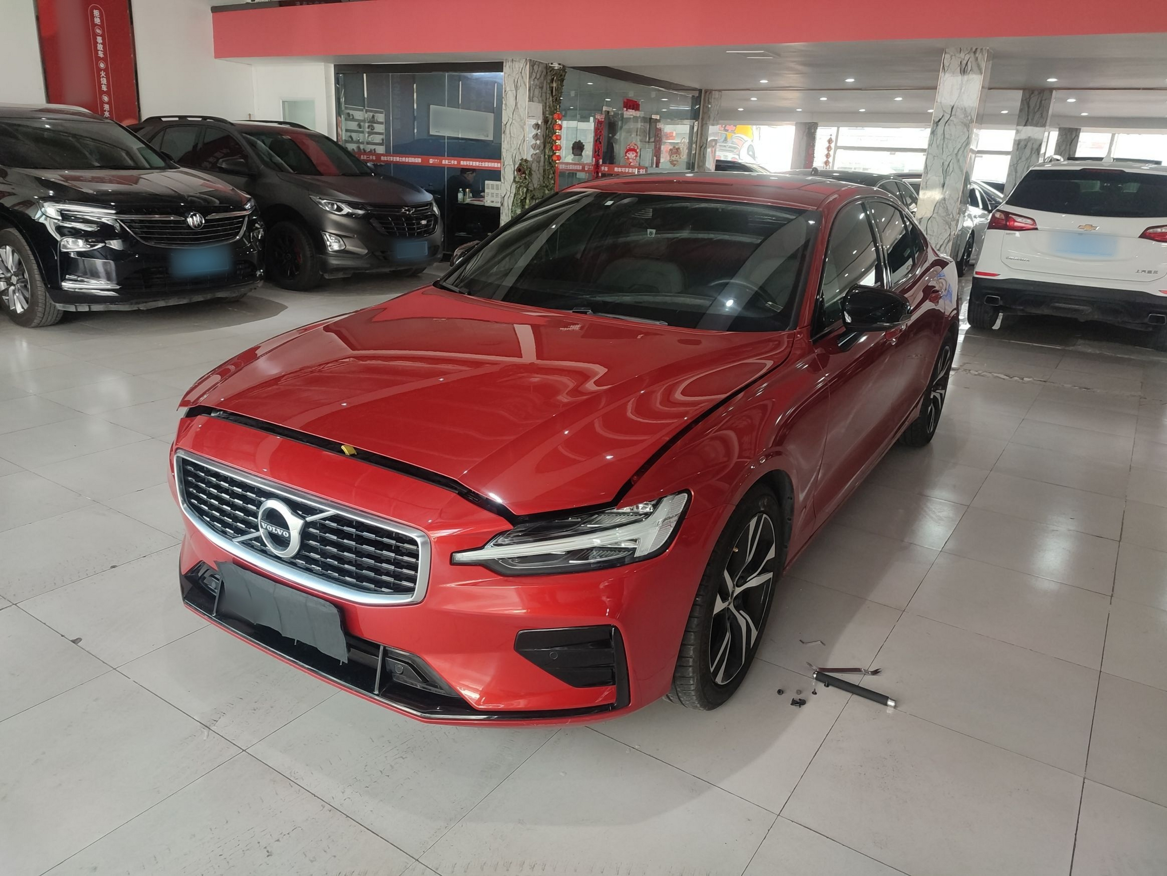 Под передней частью автомобиля