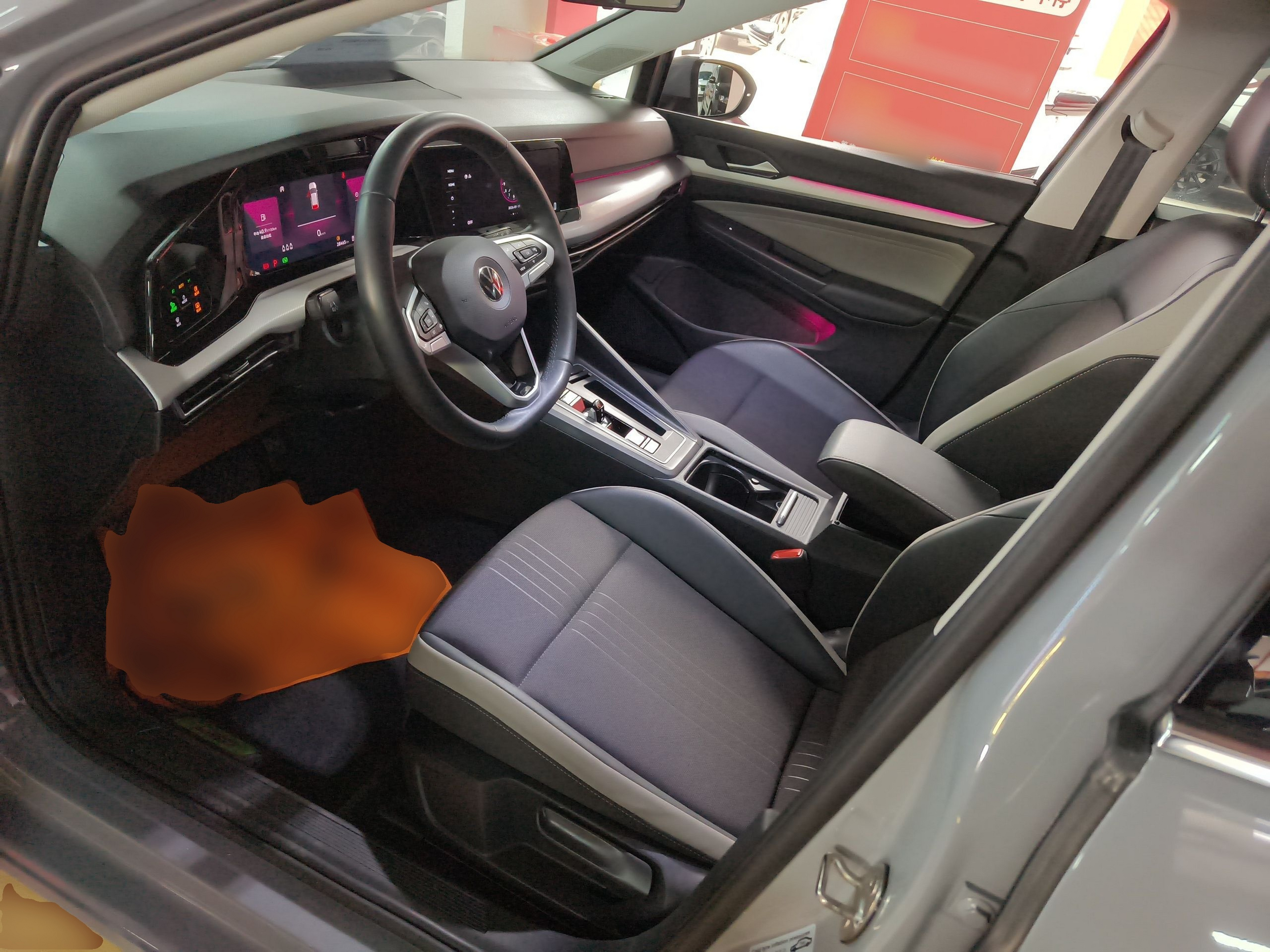 المقاعد الأمامية داخل السيارة