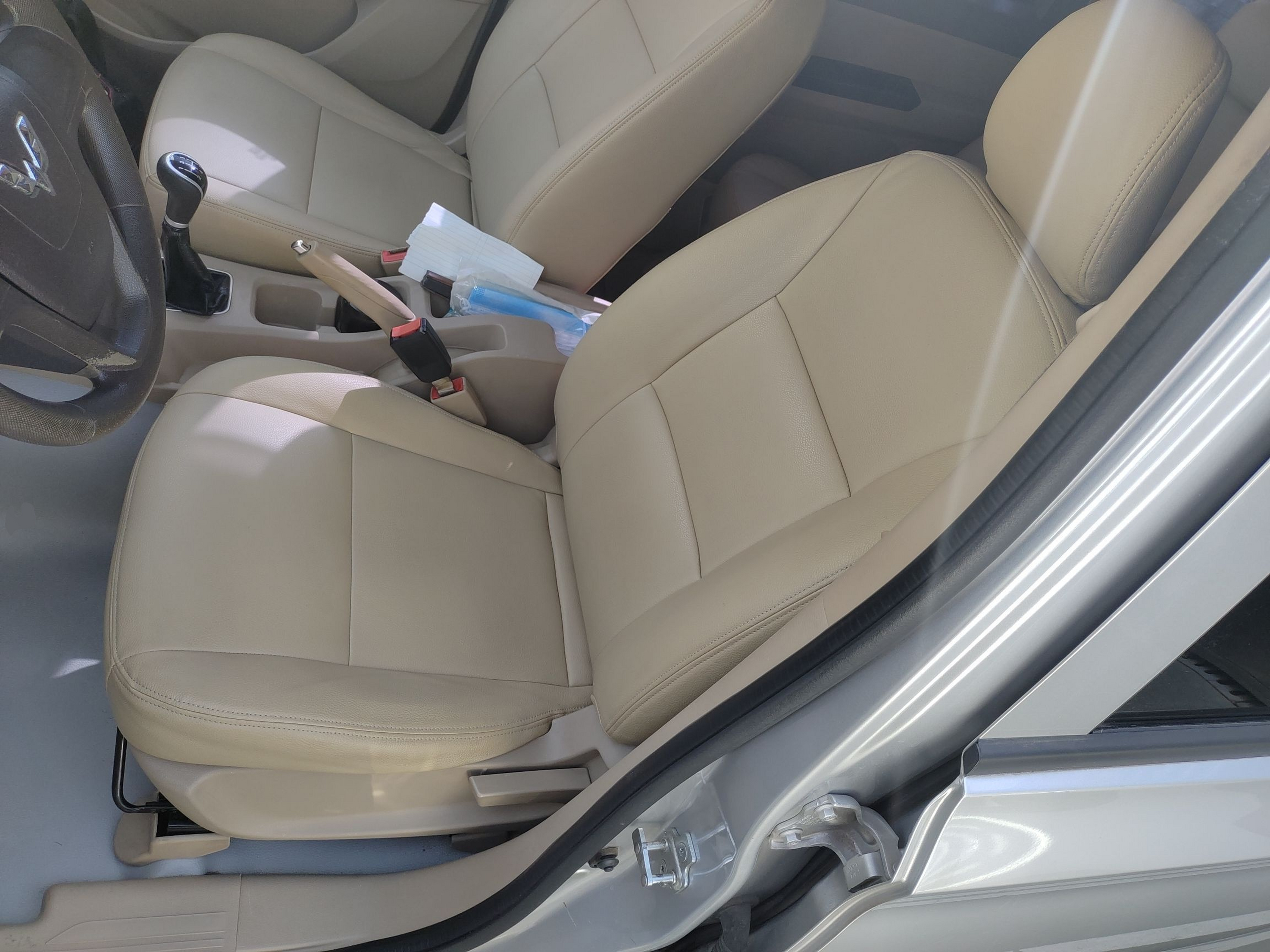 المقاعد الأمامية داخل السيارة