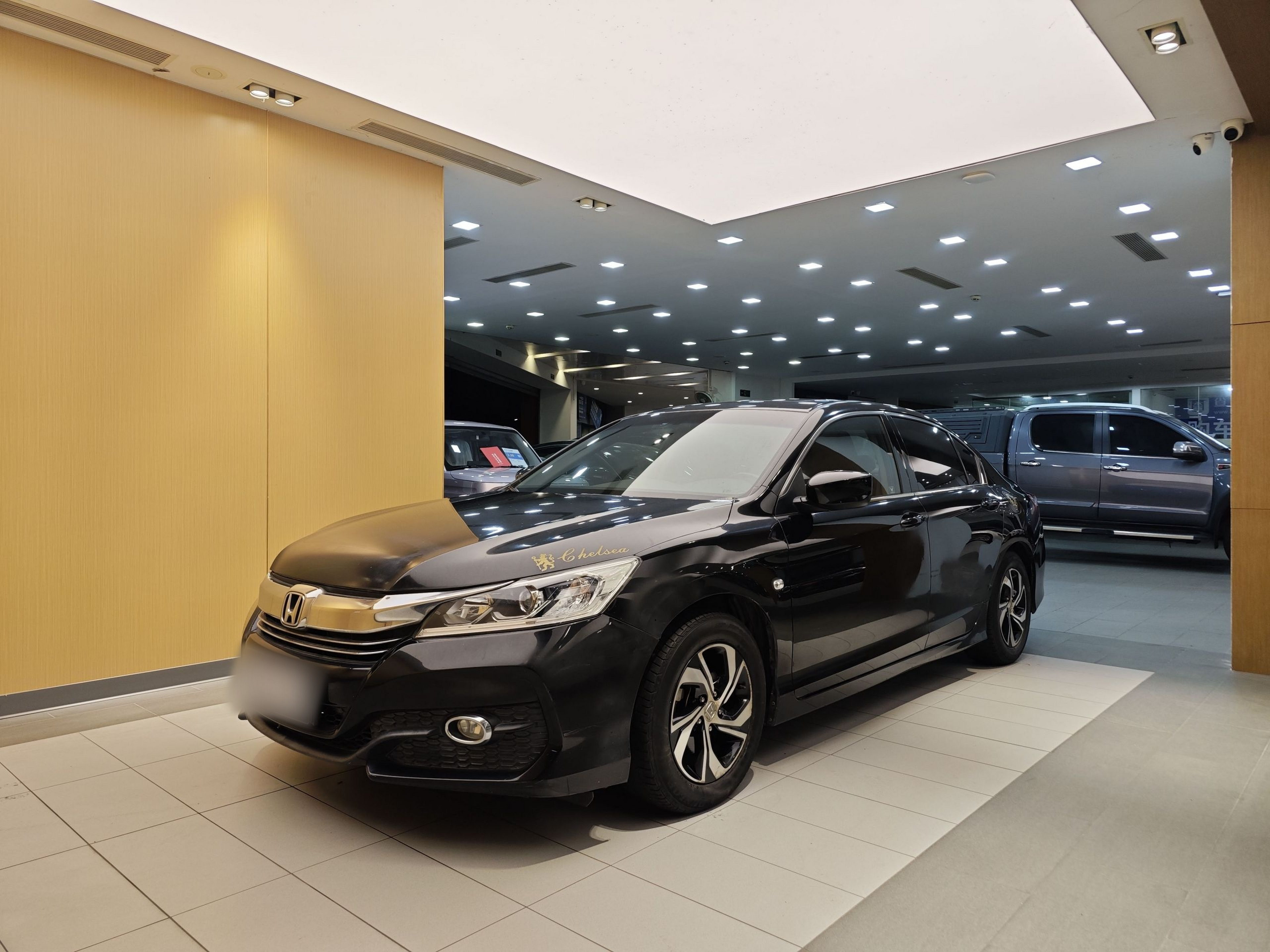 تحت مقدمة السيارة