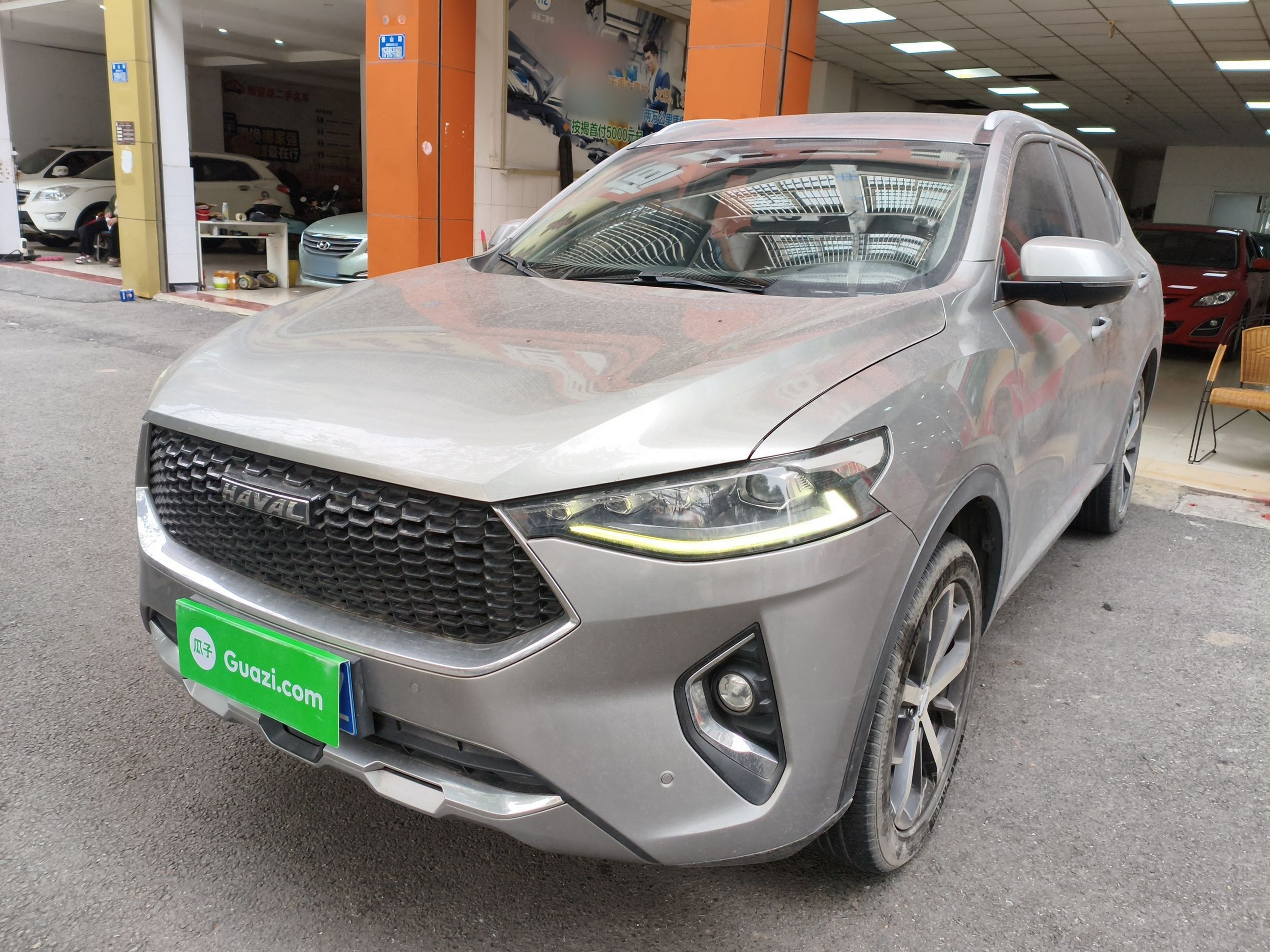 Под передней частью автомобиля