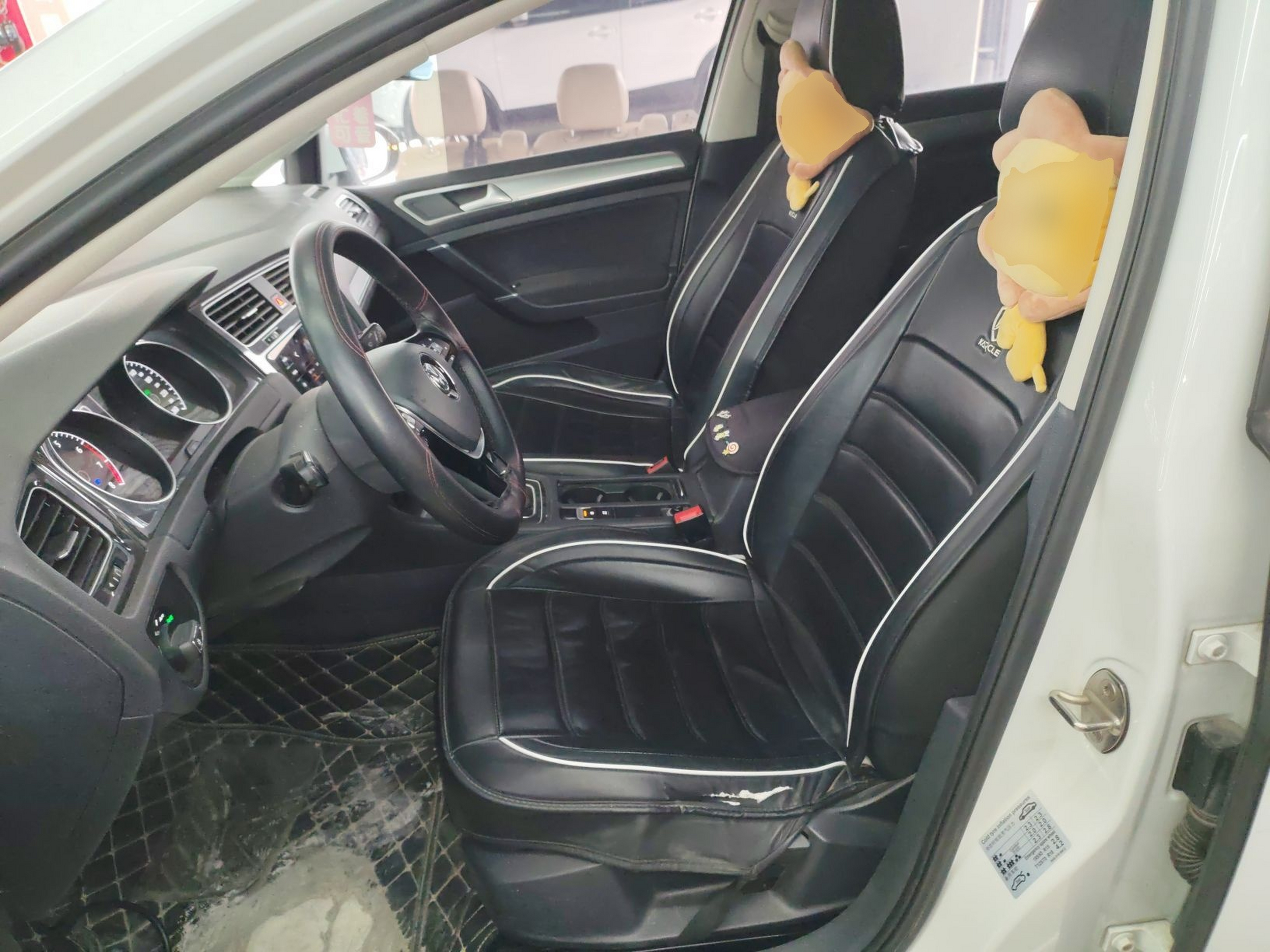 المقاعد الأمامية داخل السيارة