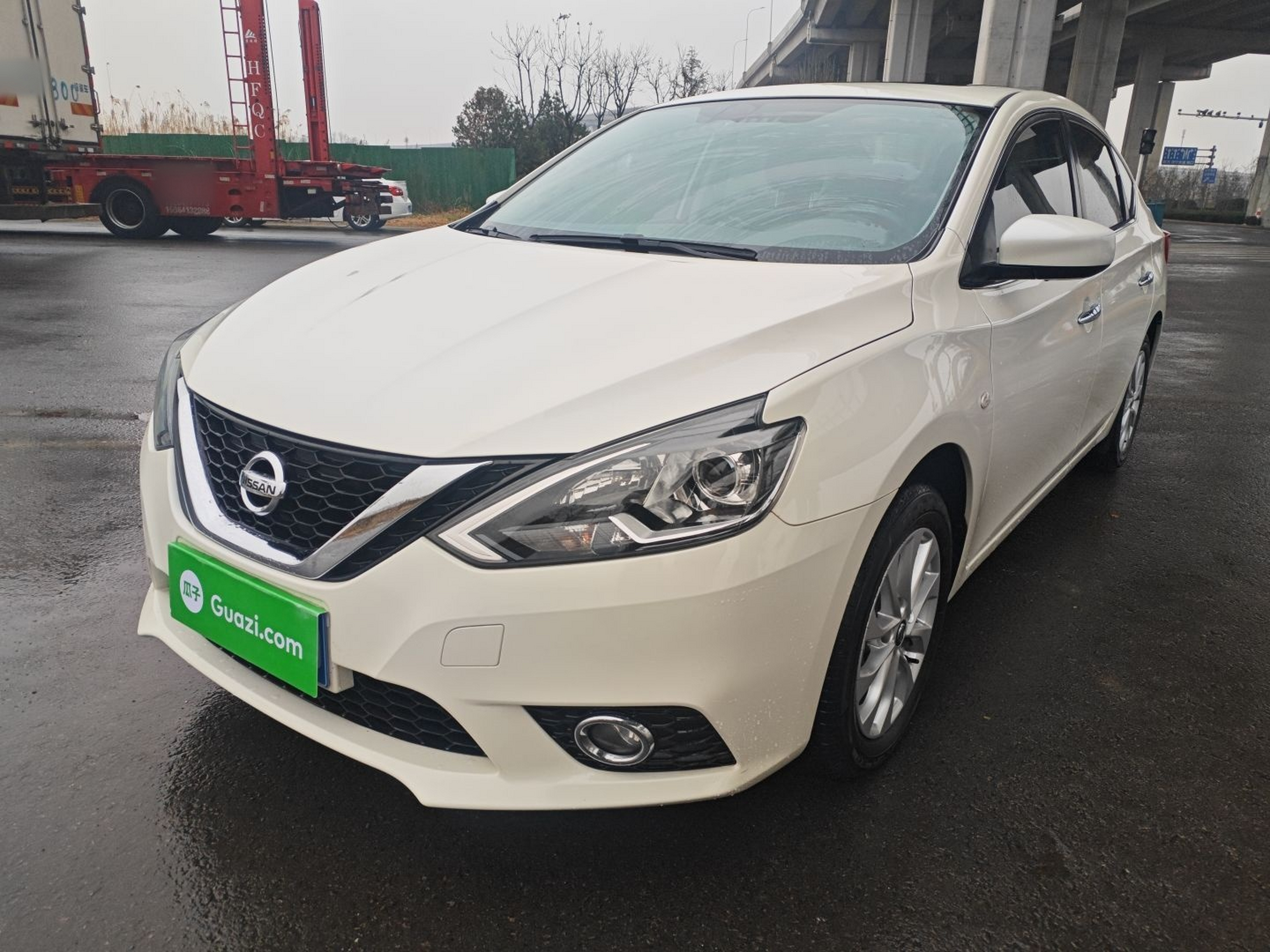 تحت مقدمة السيارة