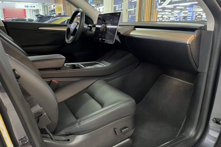 Used Tesla Model Y 2023 Long-Range All-Wheel-Drive Version
