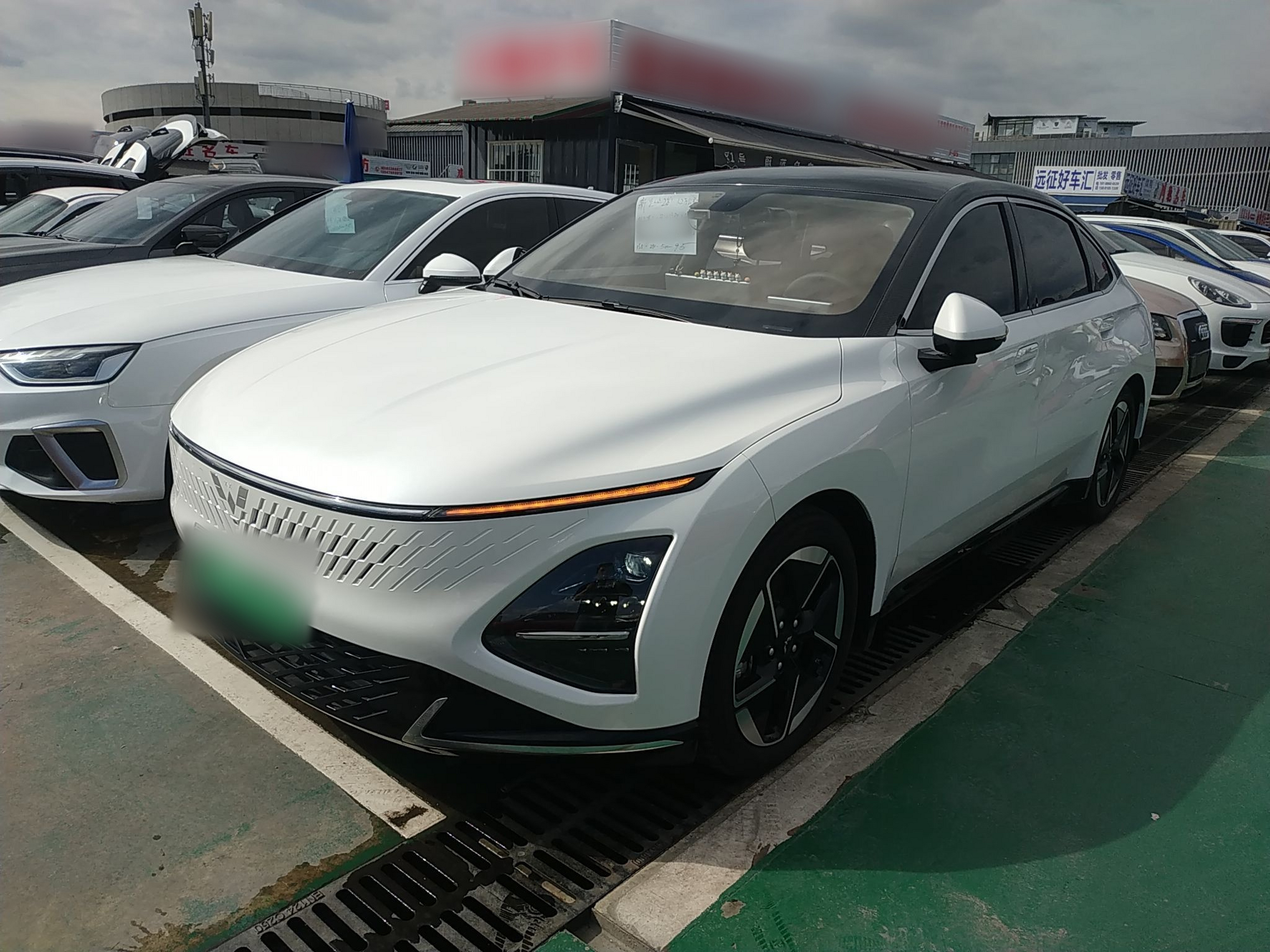 تحت مقدمة السيارة