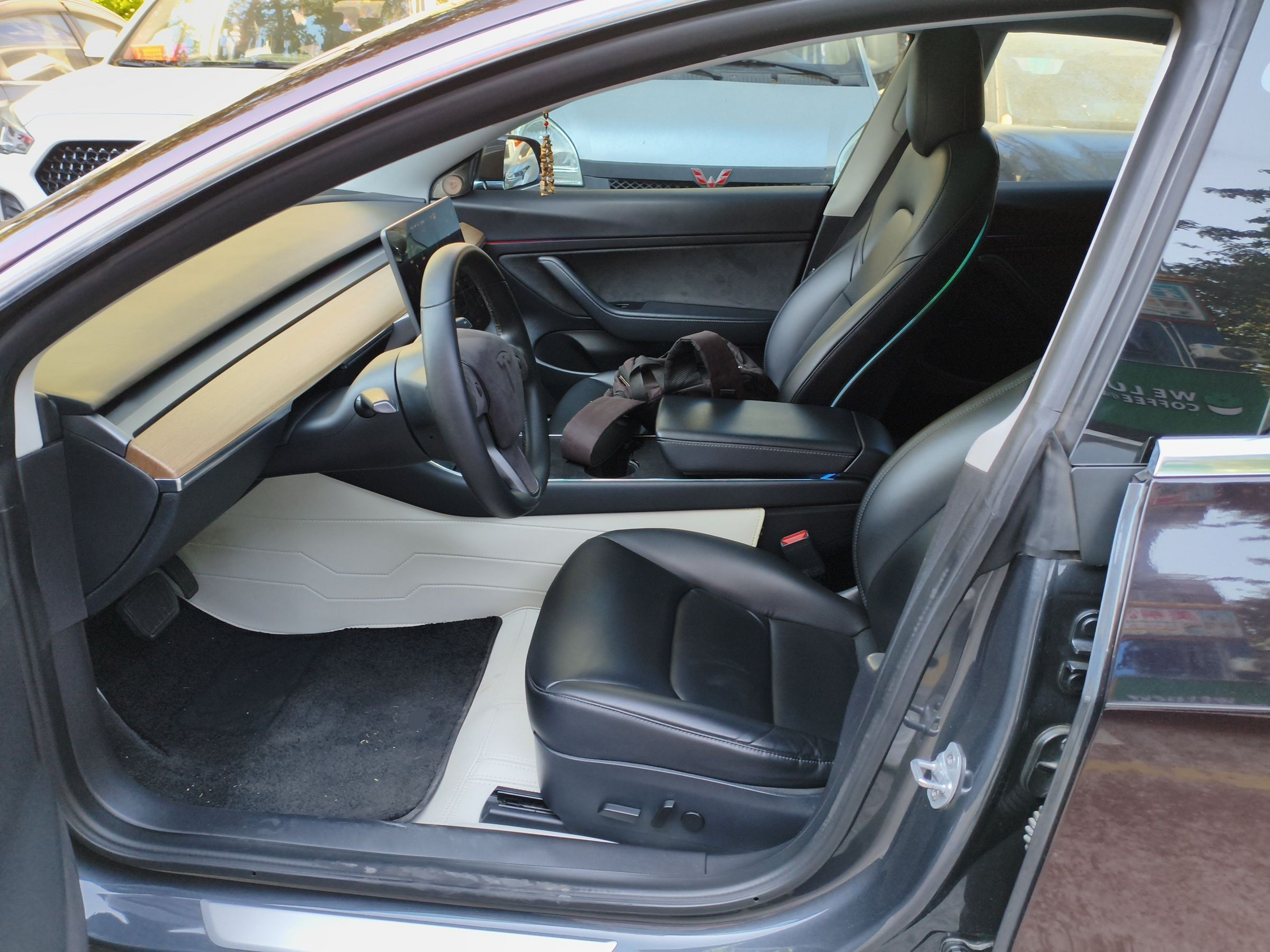 Переднее сиденье в автомобиле