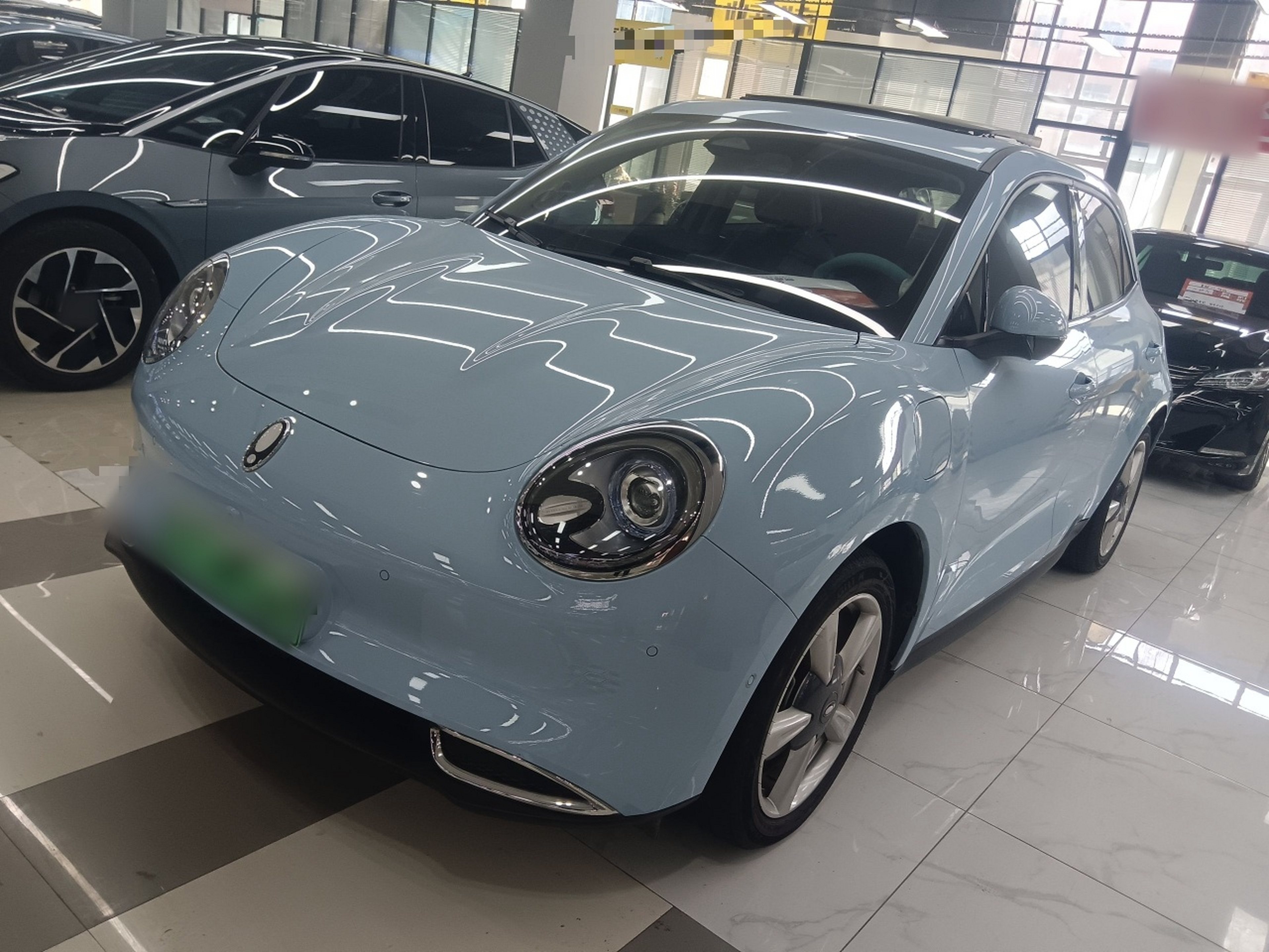 Под передней частью автомобиля