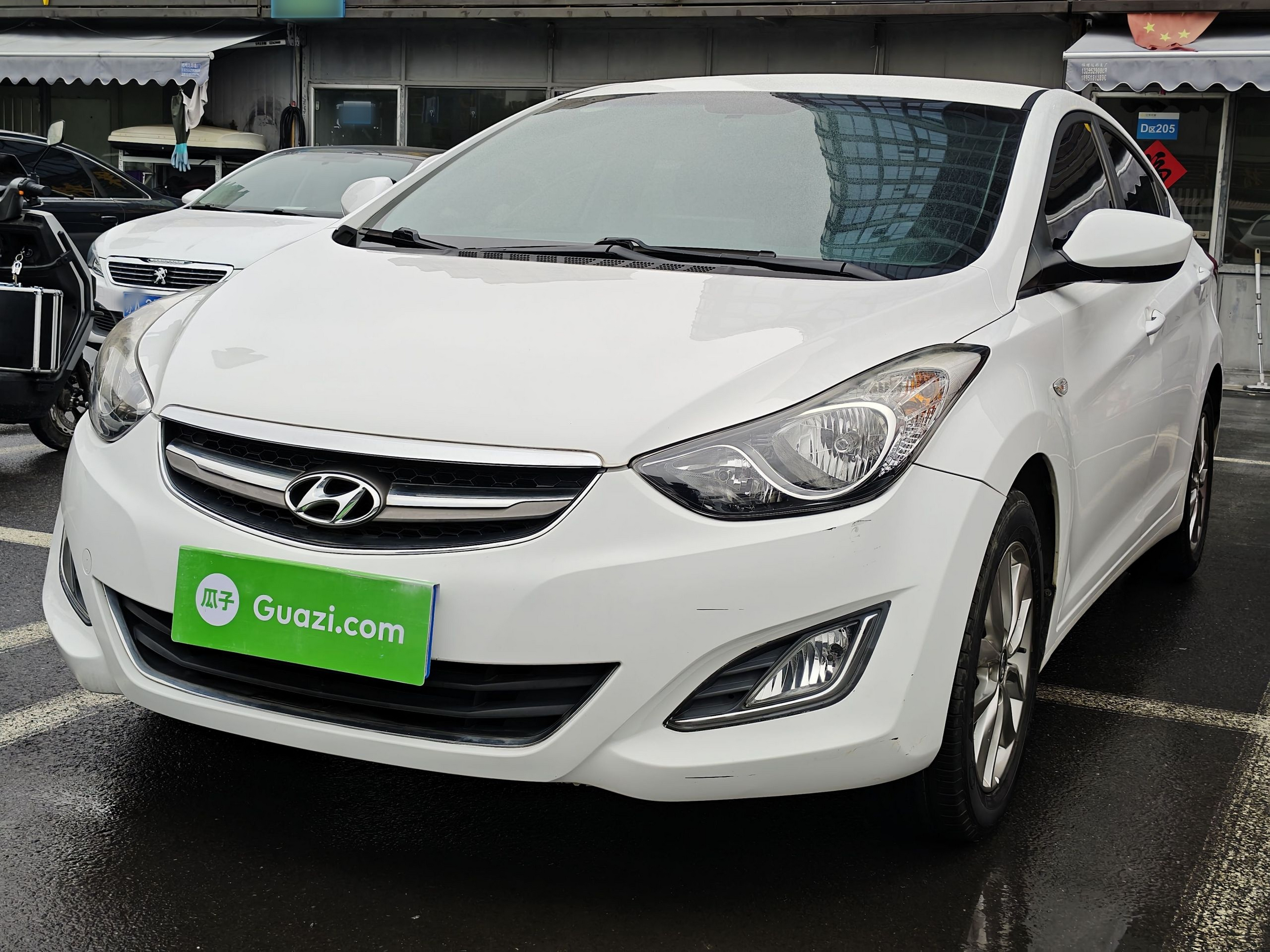 تحت مقدمة السيارة