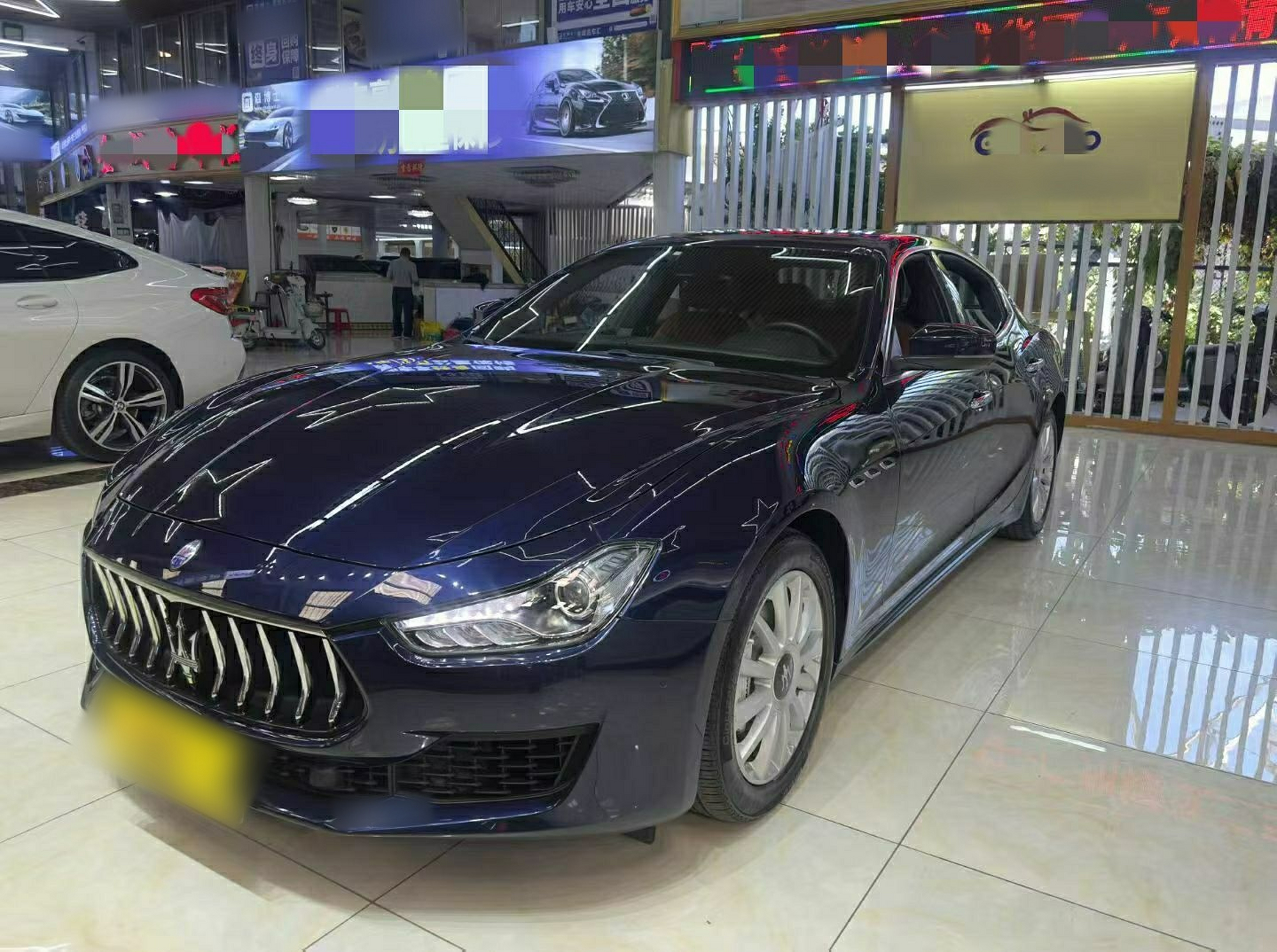 Под передней частью автомобиля