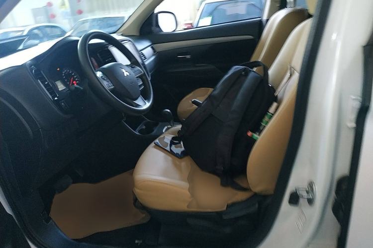 Used Mitsubishi Outlander 2016 2.0L Two-Wheel Drive Fashion Edition 5 Seats