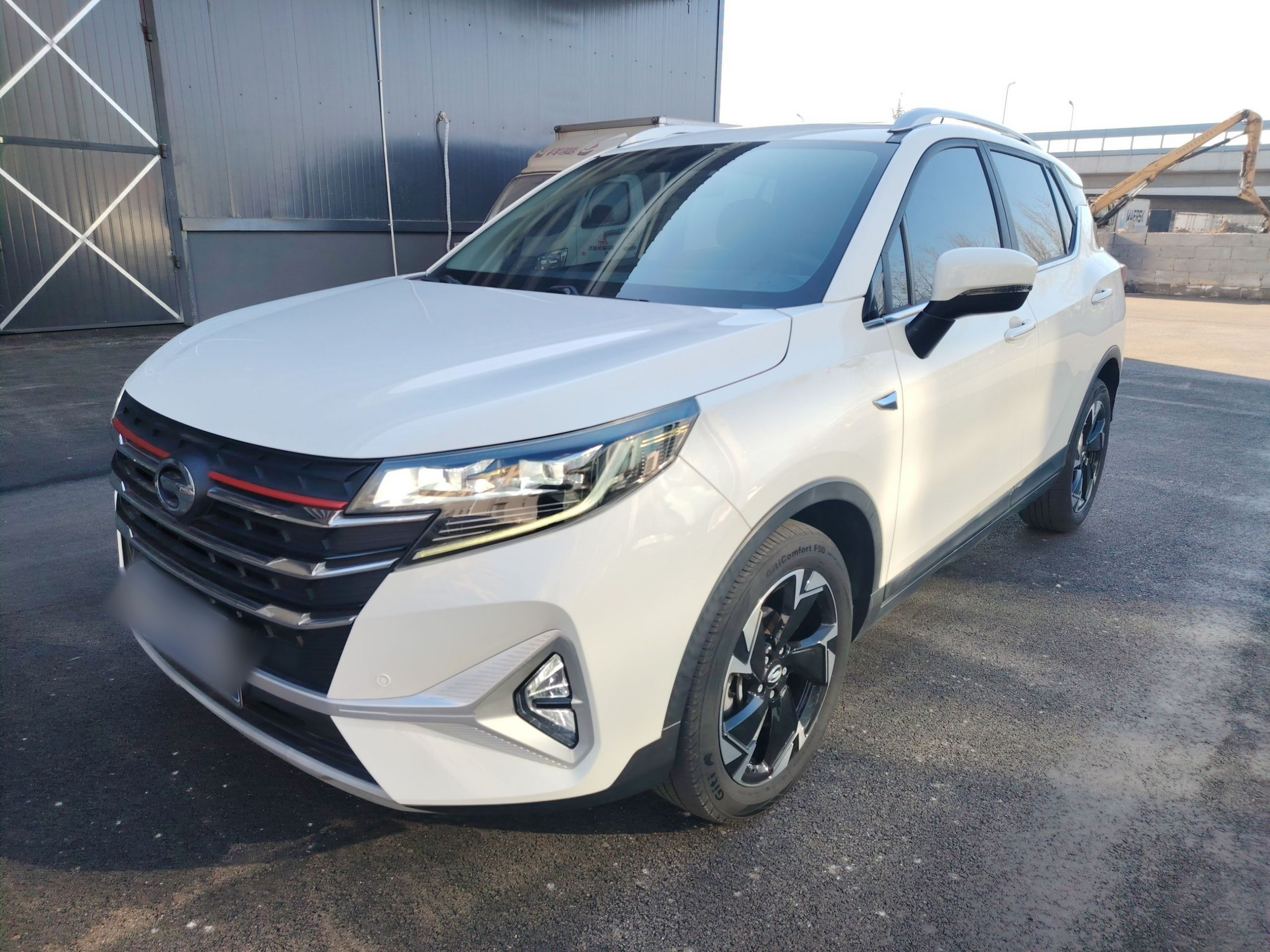 Под передней частью автомобиля