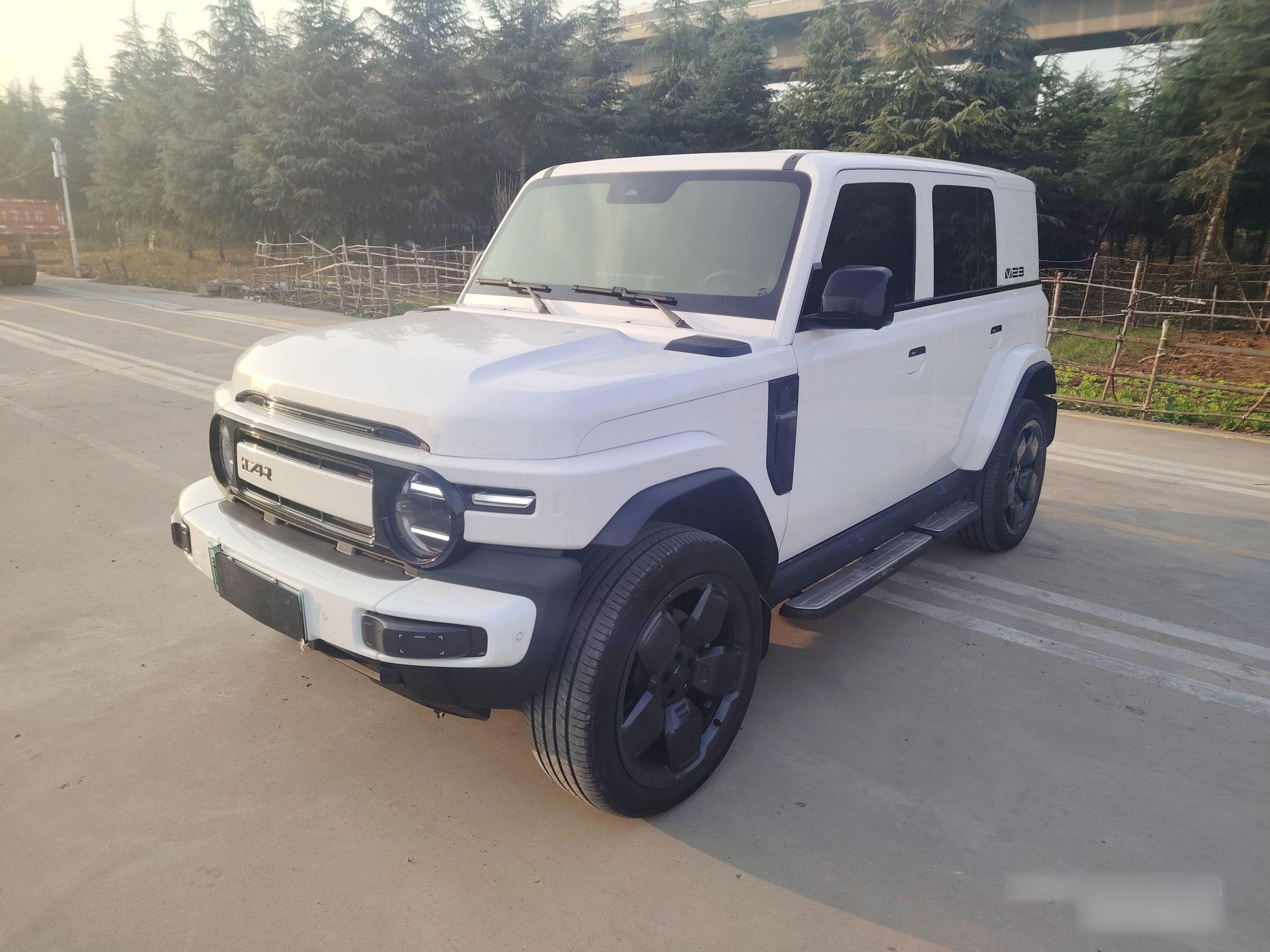 تحت مقدمة السيارة