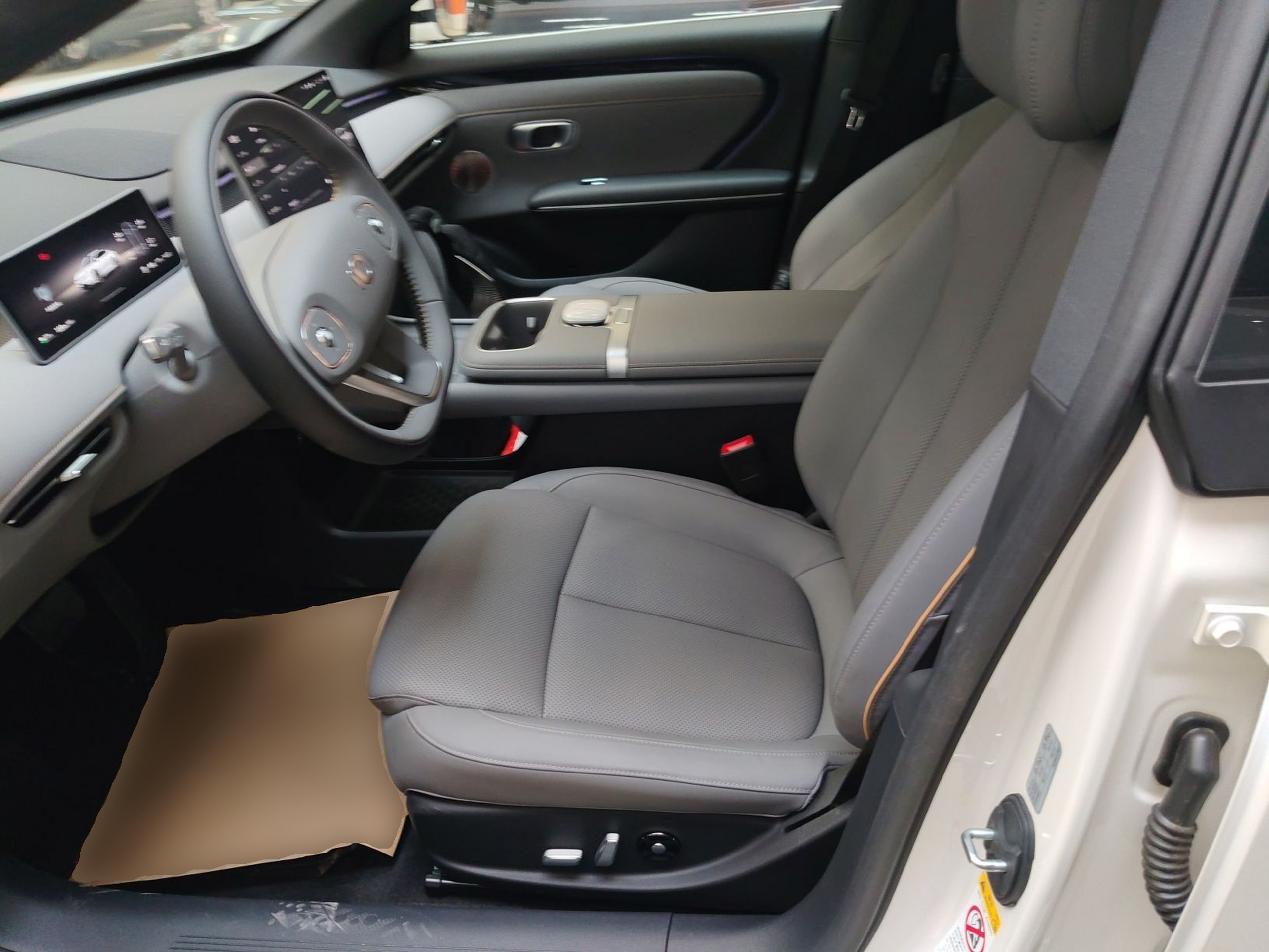 Переднее сиденье в автомобиле