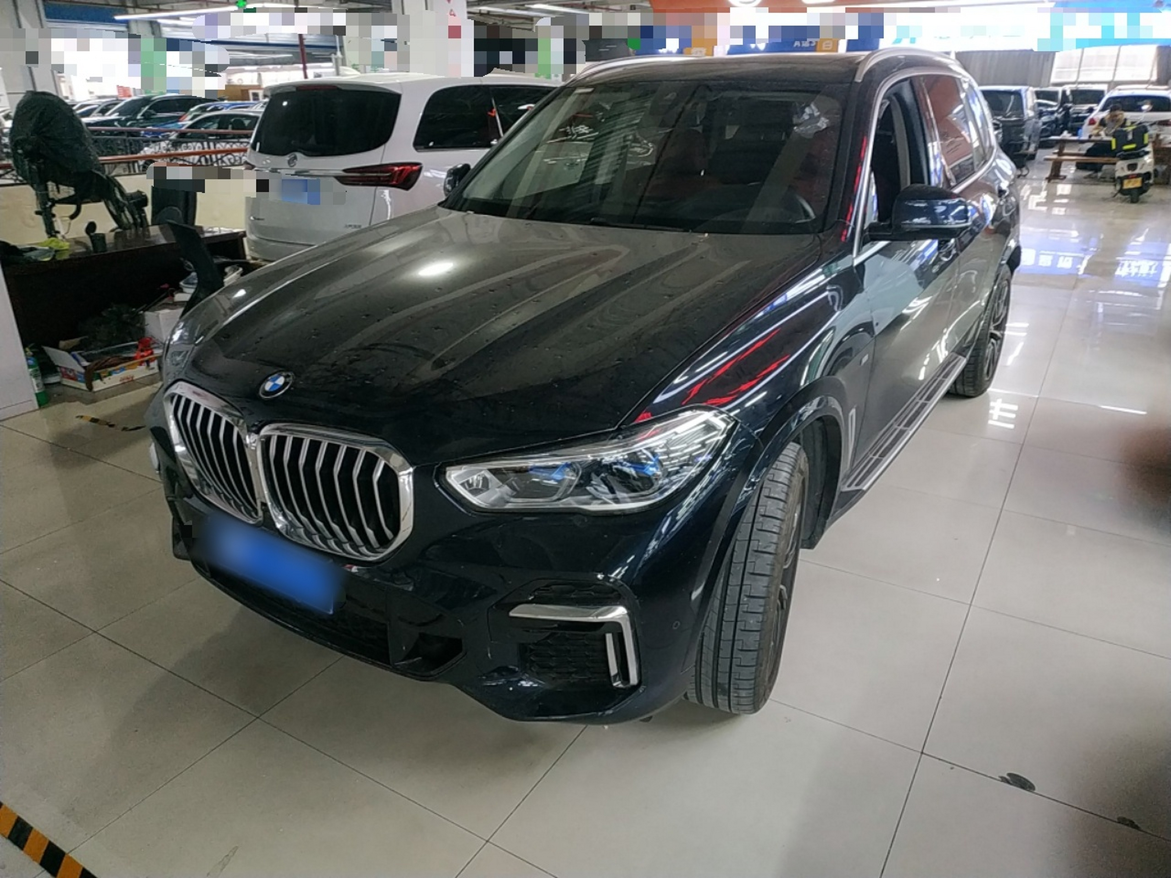 تحت مقدمة السيارة