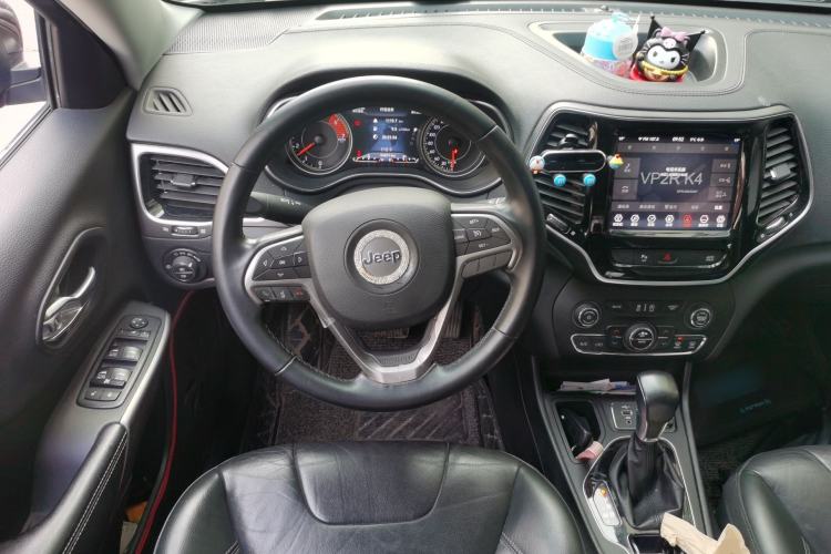 Used Jeep Cherokee 2019 2.0T Two-Wheel Drive Smart Enjoyment Version China VI
