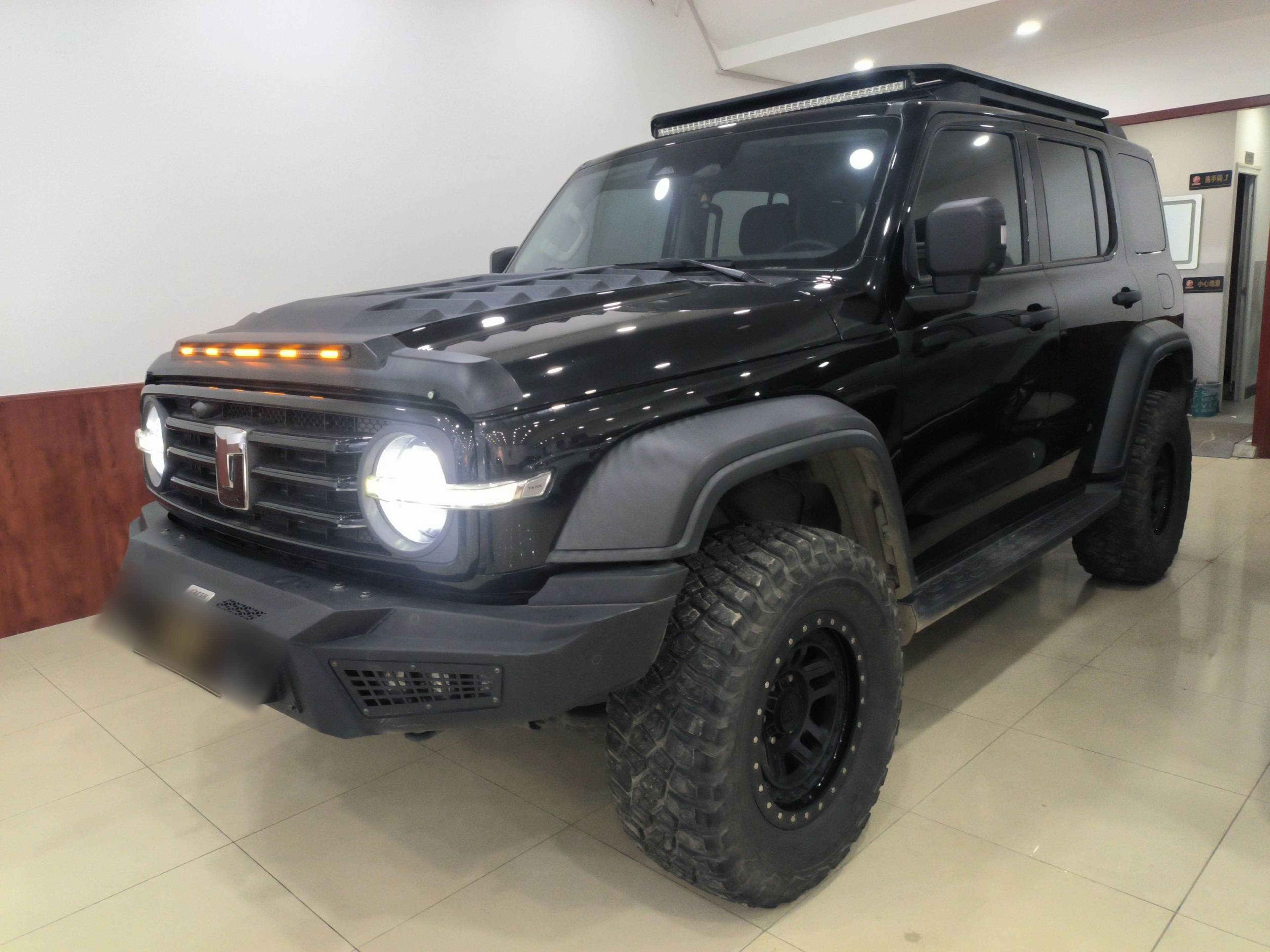 Под передней частью автомобиля