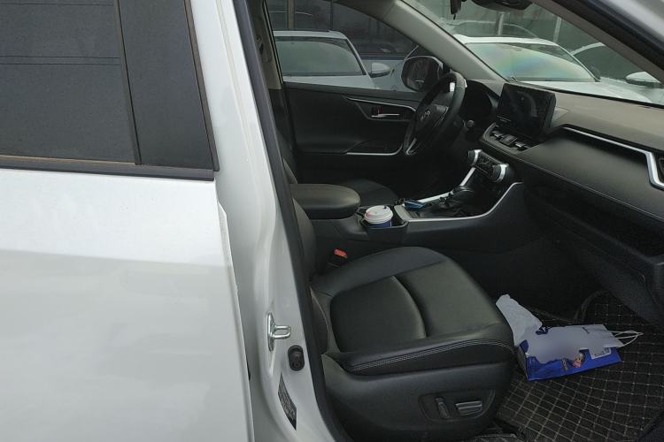 Used Toyota RAV4 2023 2.0L CVT Two-Wheel Drive 20th Anniversary Platinum Edition
