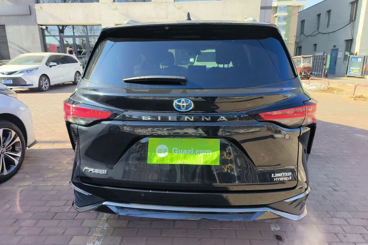 Used Toyota Sienna 2023 2.5L Hybrid Deluxe Edition