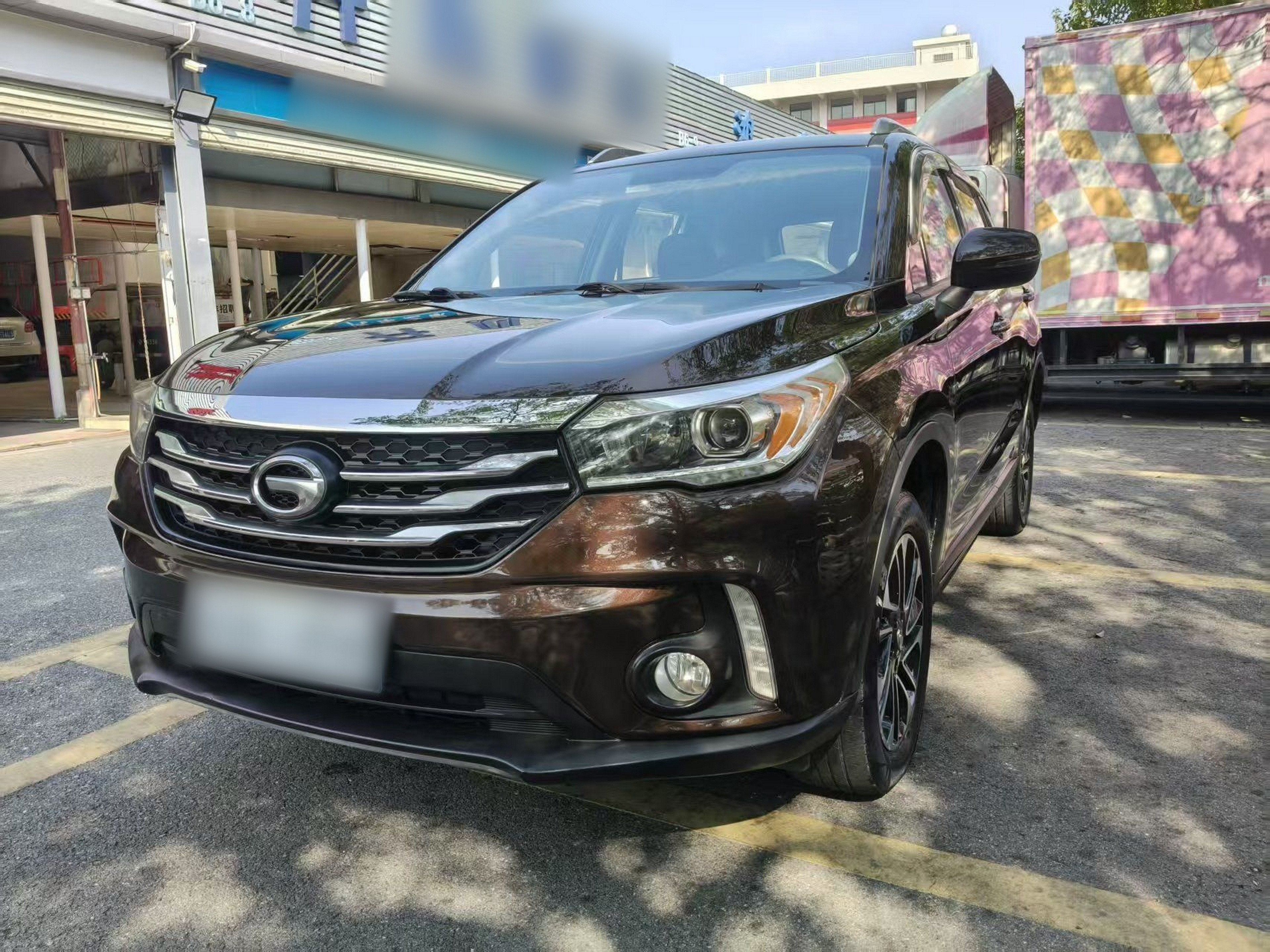 Под передней частью автомобиля