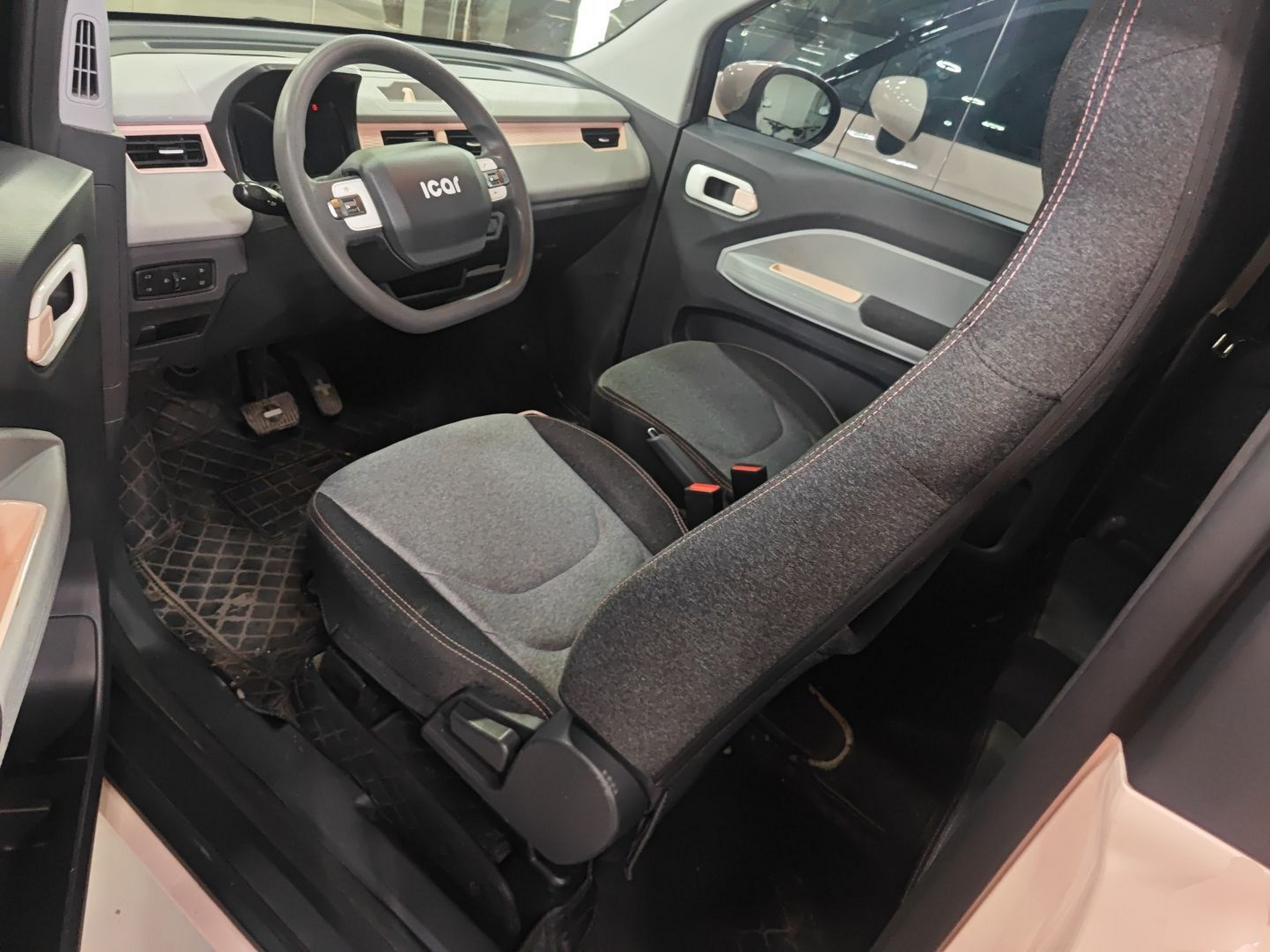 المقاعد الأمامية داخل السيارة