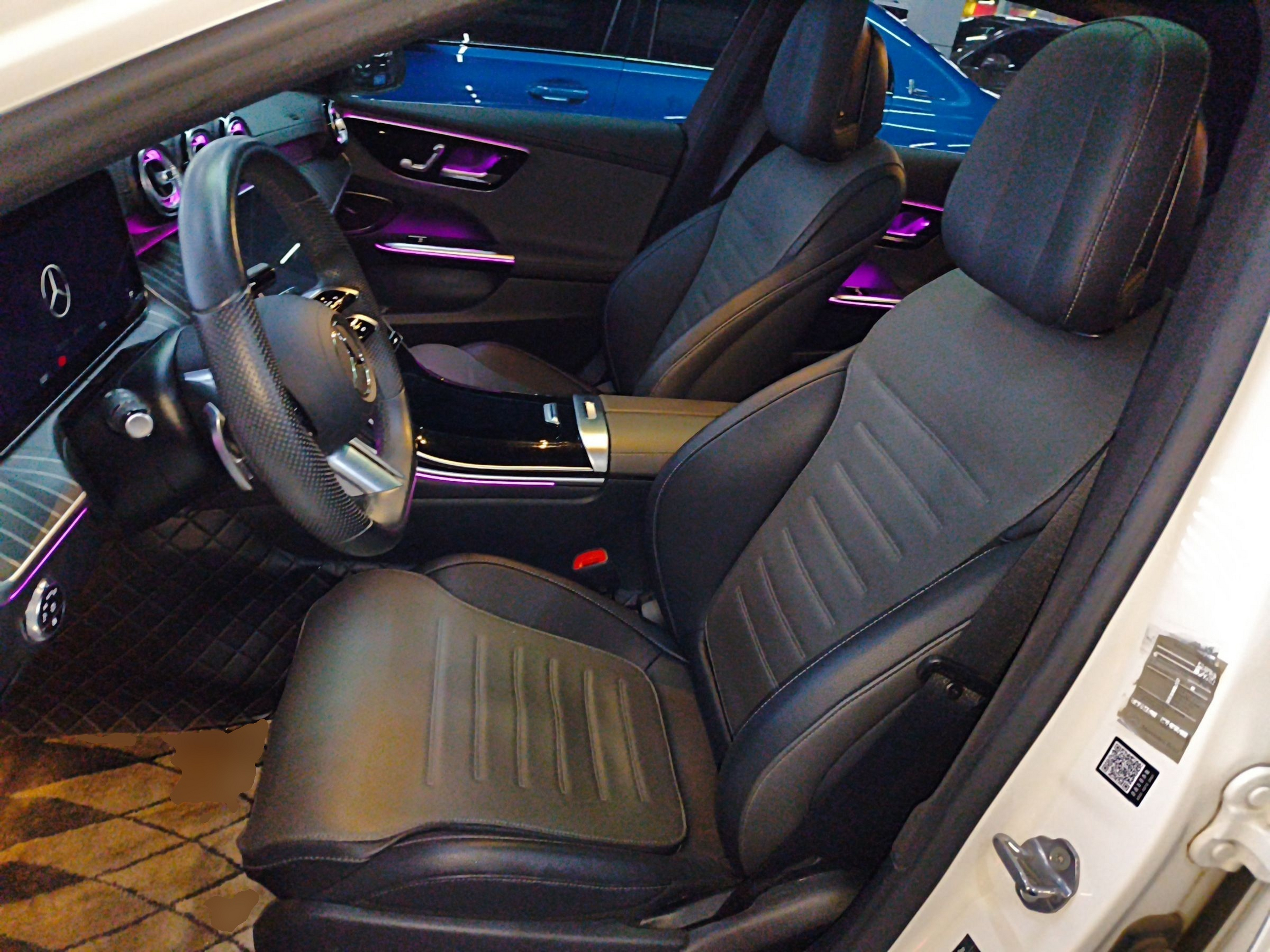 المقاعد الأمامية داخل السيارة