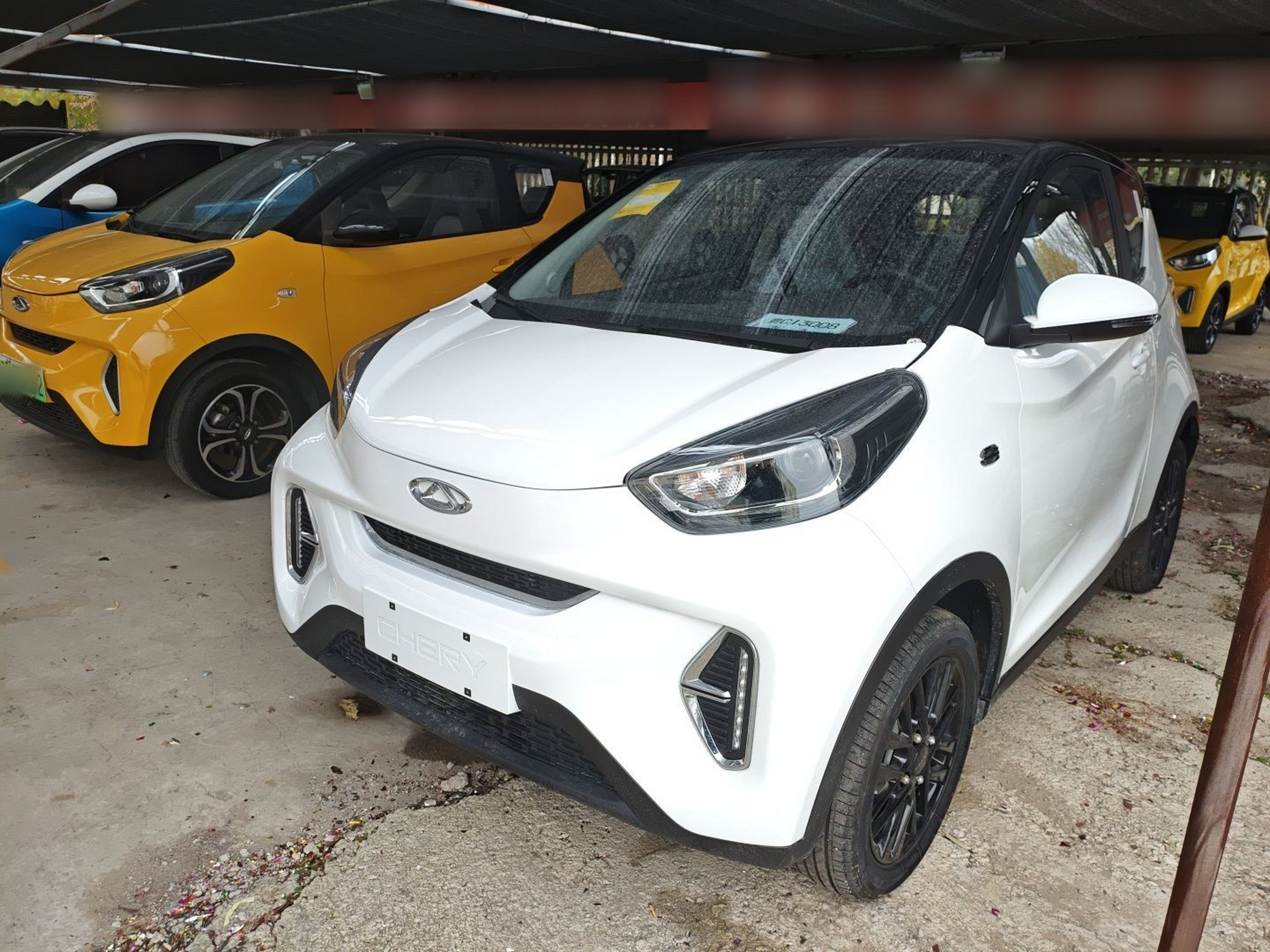 تحت مقدمة السيارة