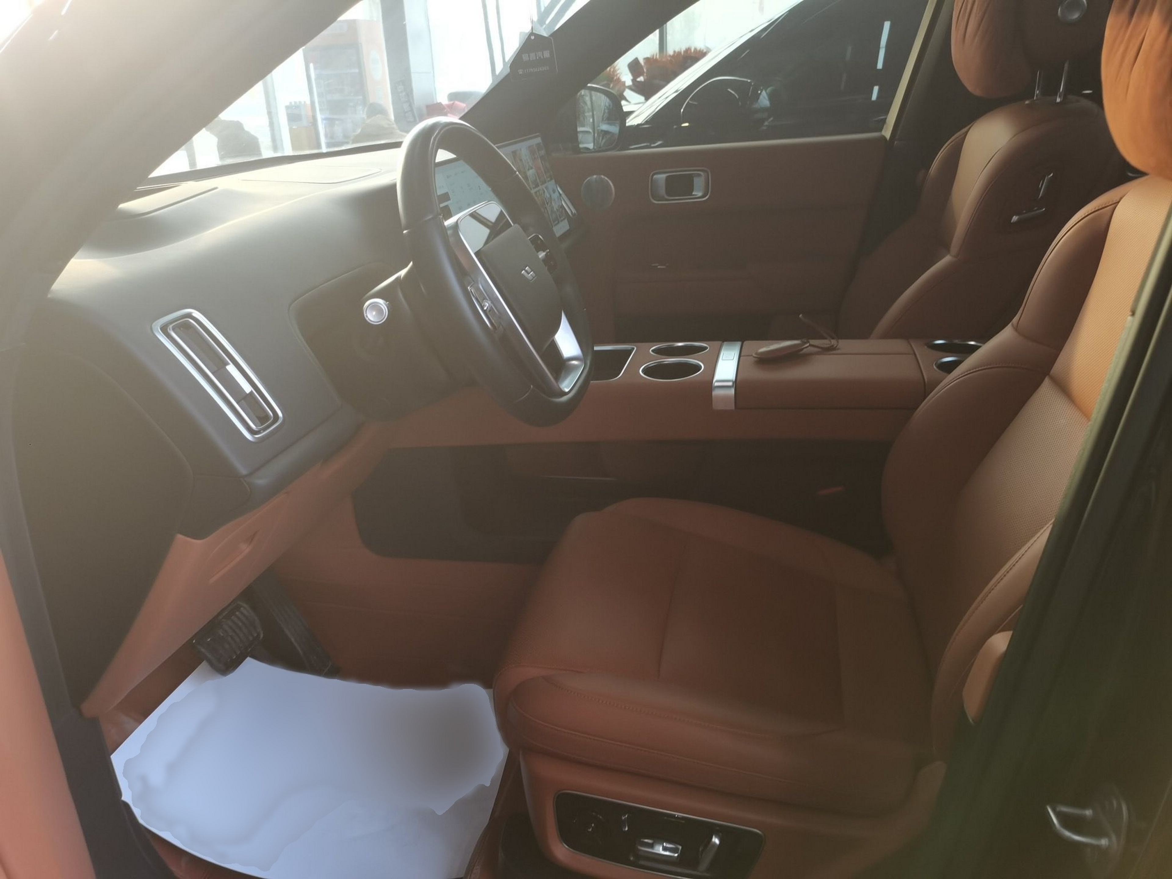 المقاعد الأمامية داخل السيارة