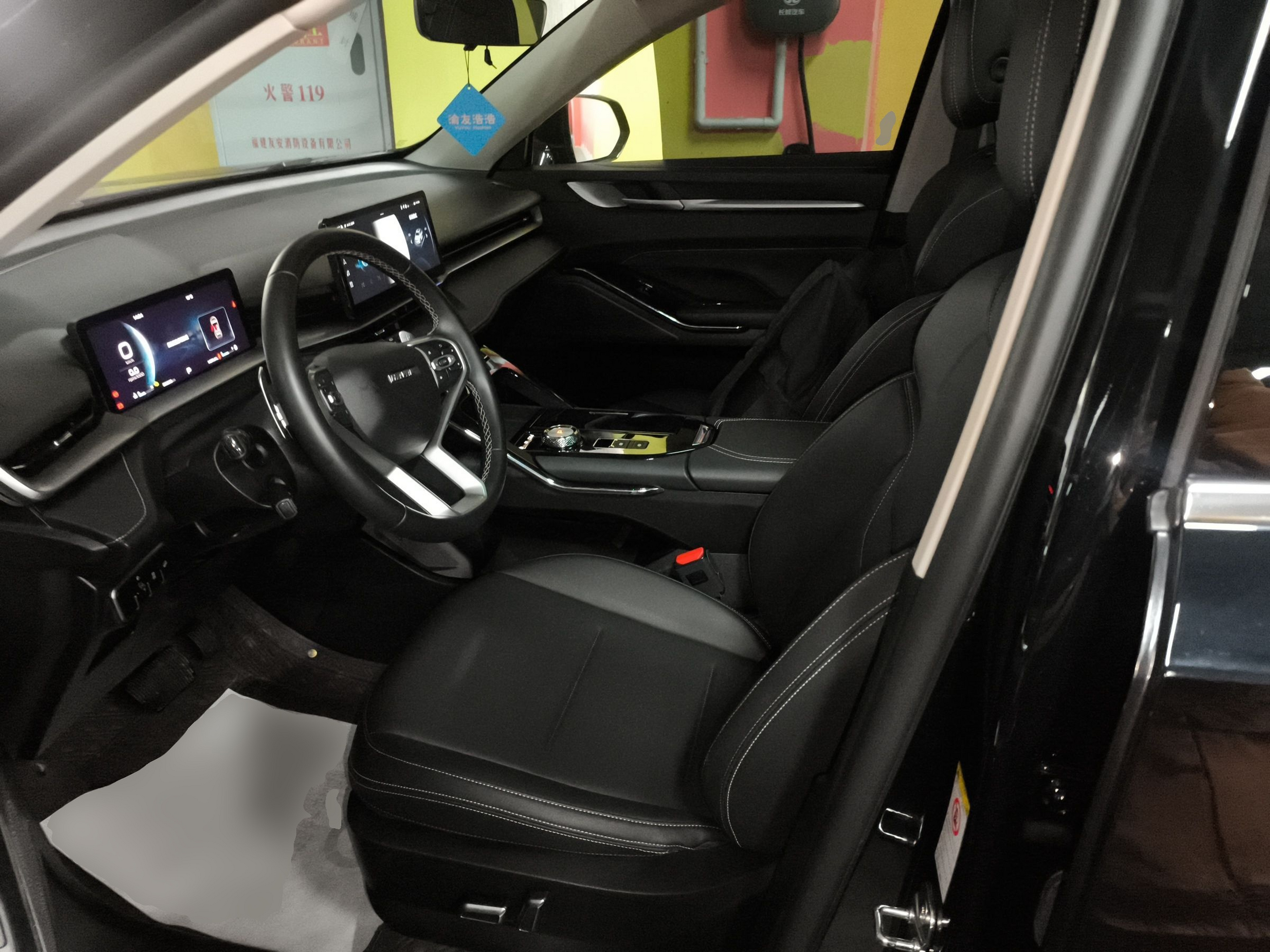 المقاعد الأمامية داخل السيارة