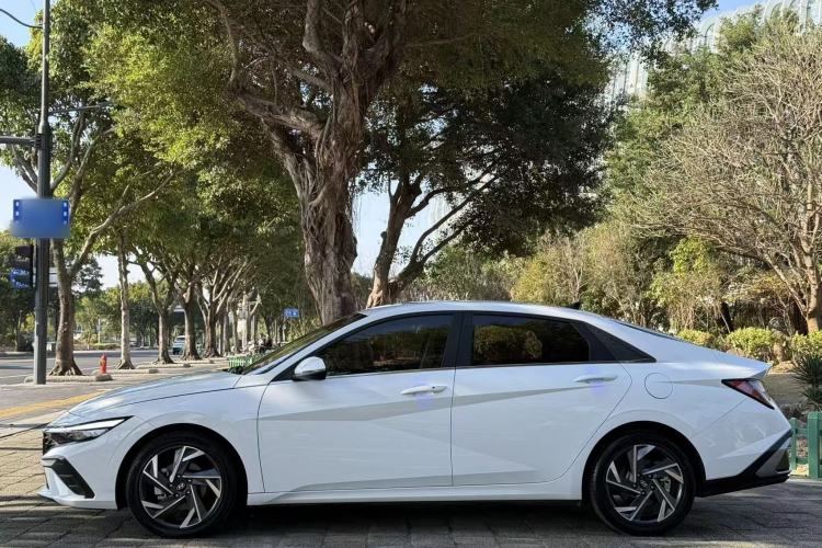 Used Hyundai Elantra 2023 1.5L CVT LUX Prestige Edition
