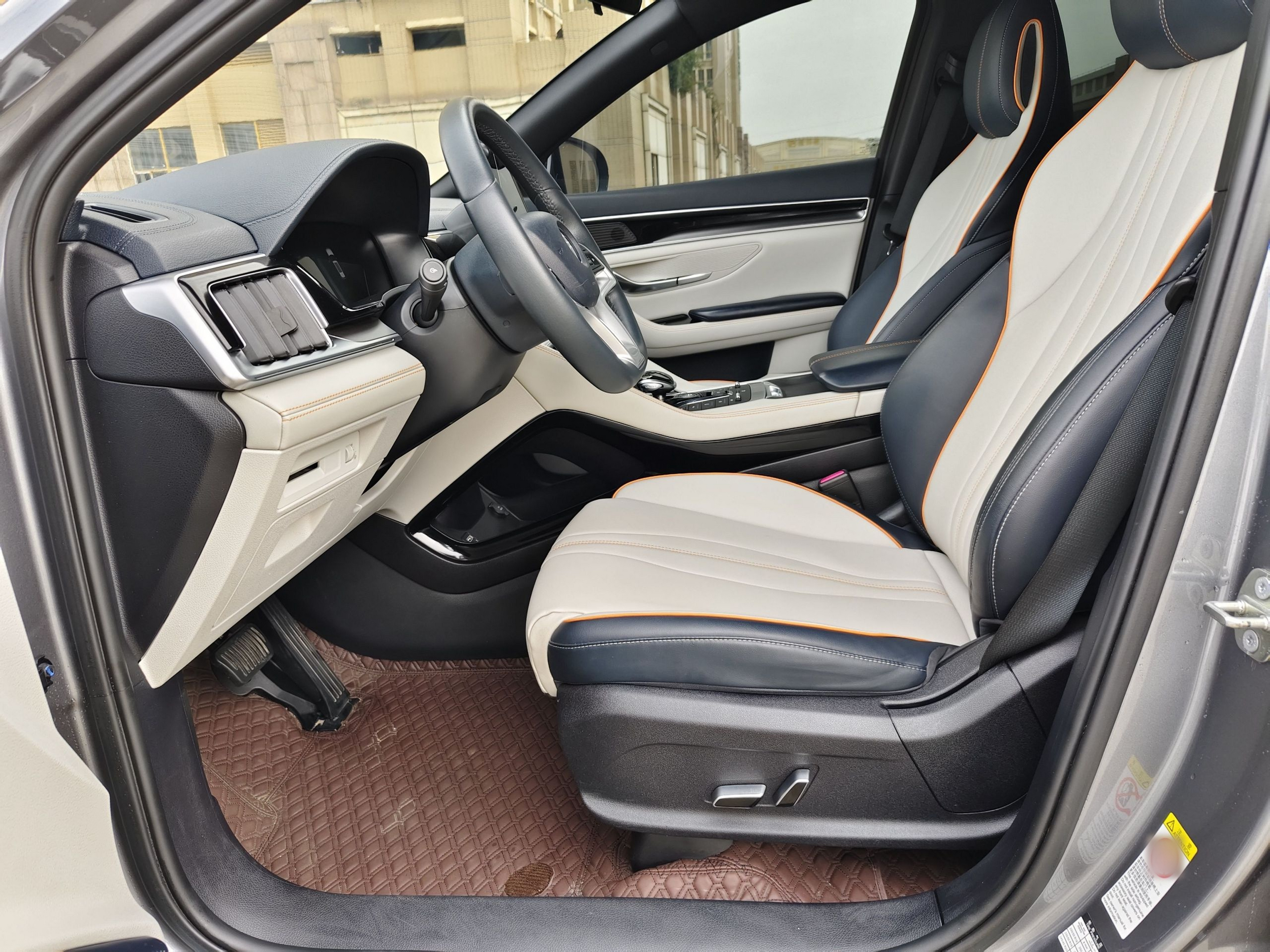 Переднее сиденье в автомобиле