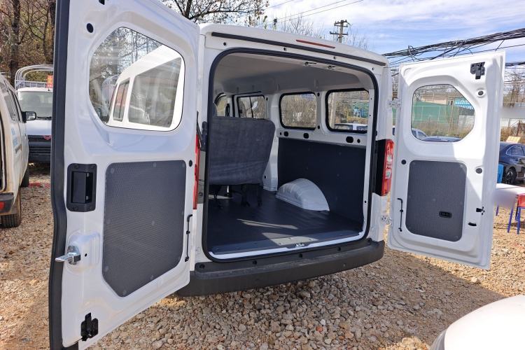 Used Wuling Yangguang 2024 300KM Comfort Version Passenger Van 75kW