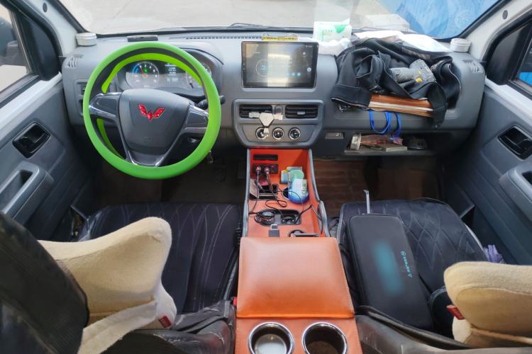 Used Wuling Yangguang 2024 300km Comfort-Grade Passenger Van 60kW
