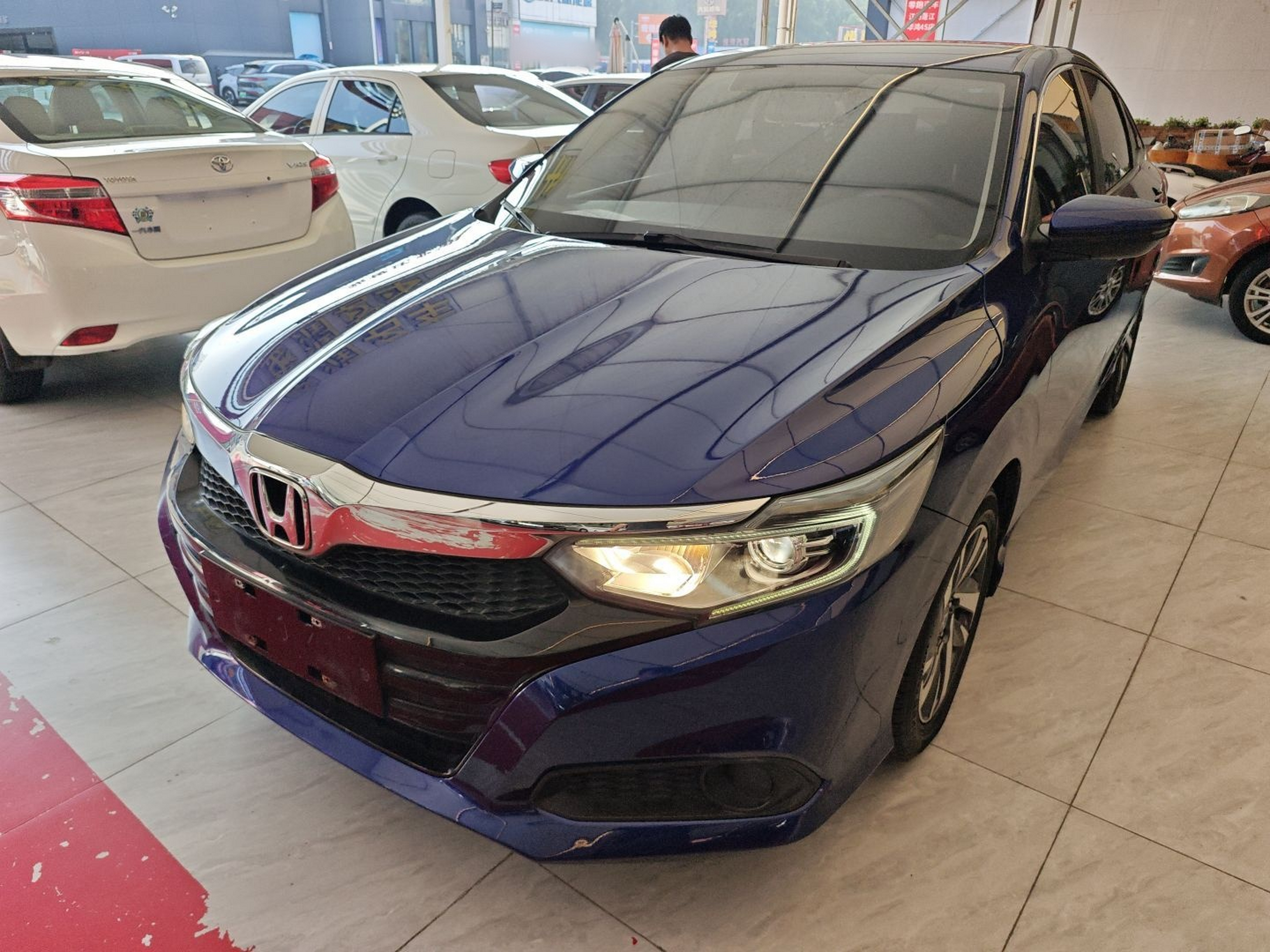 Под передней частью автомобиля