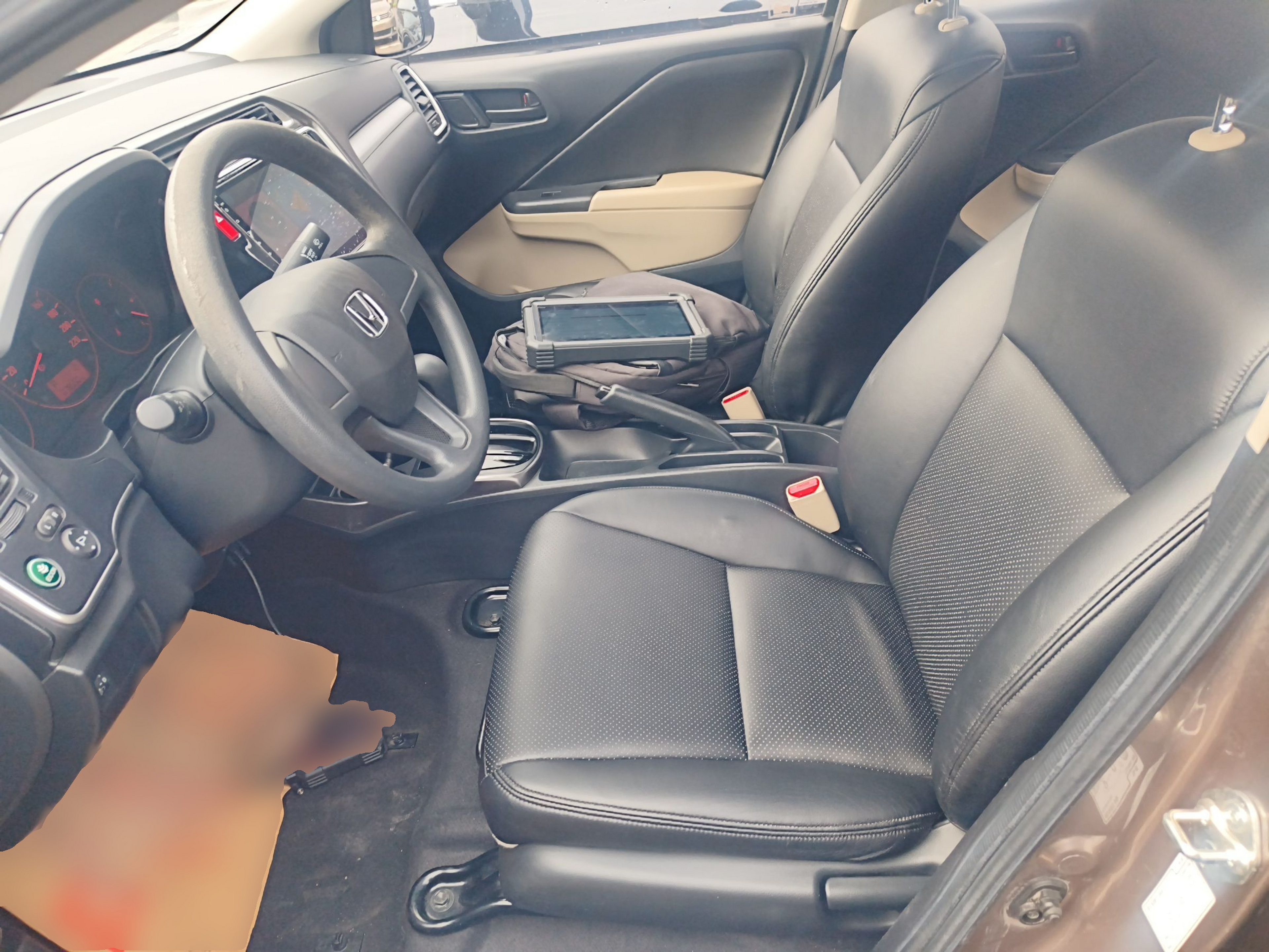 المقاعد الأمامية داخل السيارة