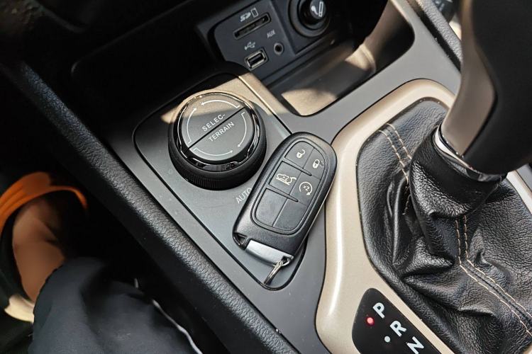 Used  Cherokee 2014 2.4L Luxury Edition
