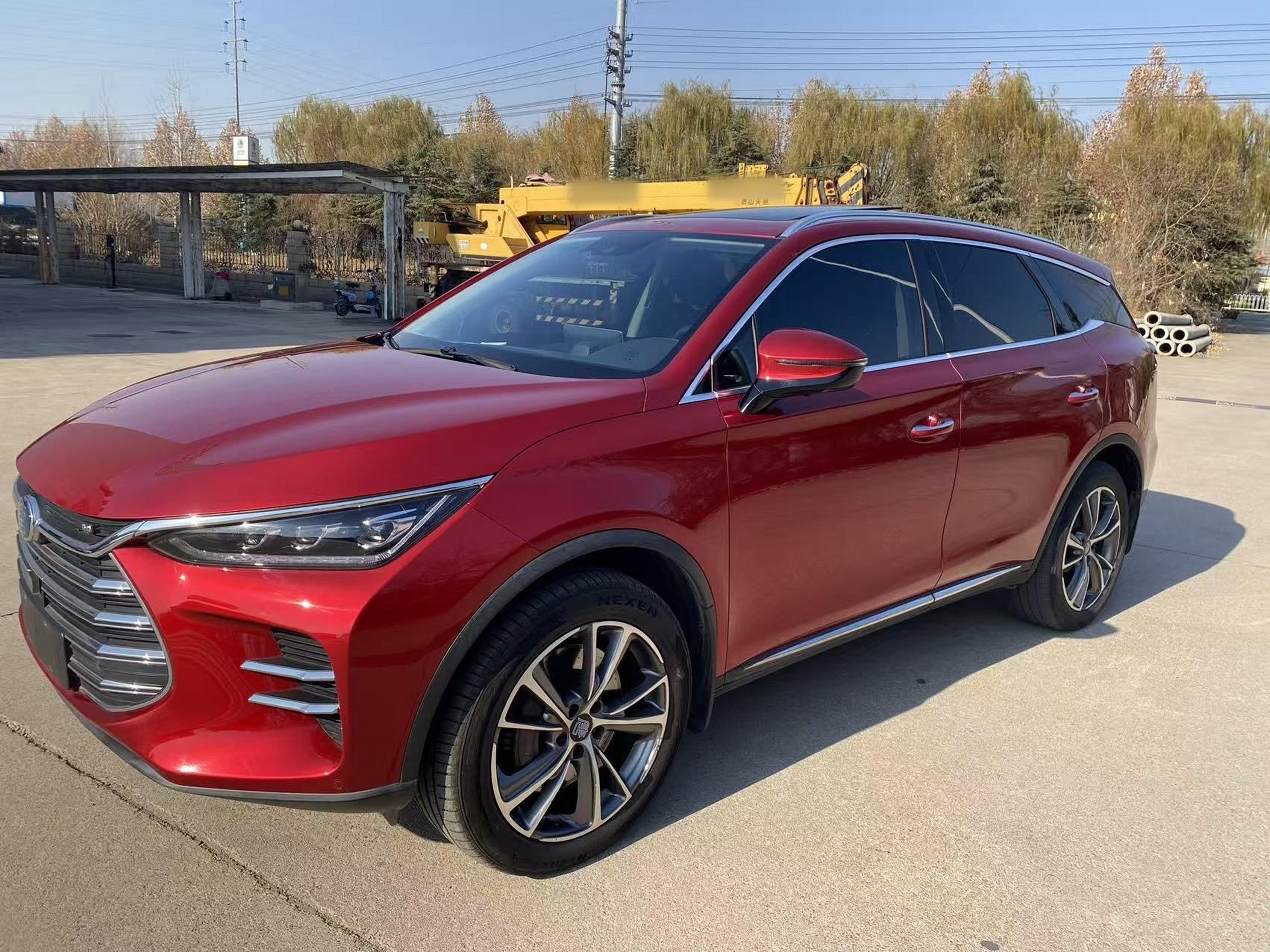 Под передней частью автомобиля