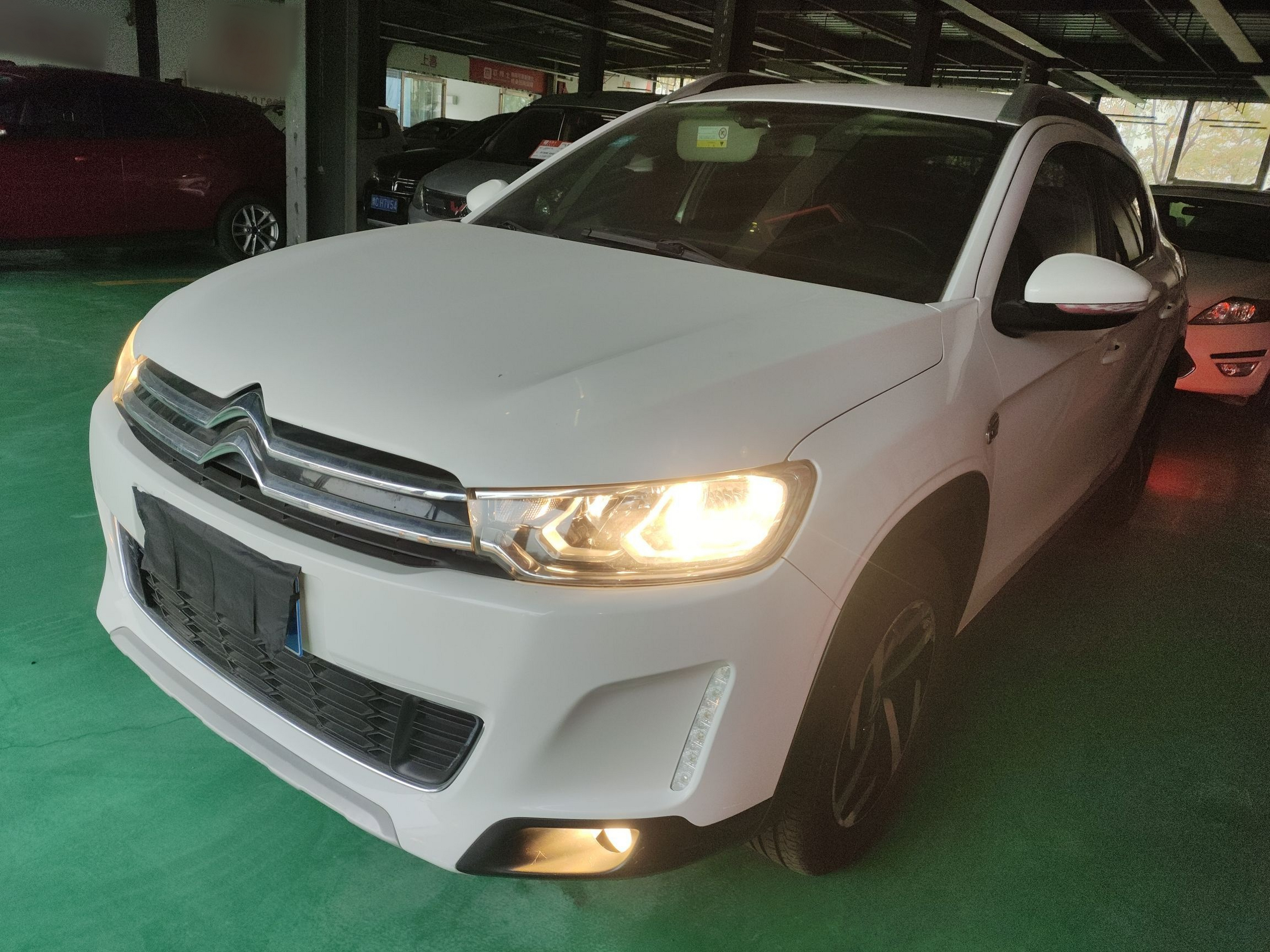 Под передней частью автомобиля