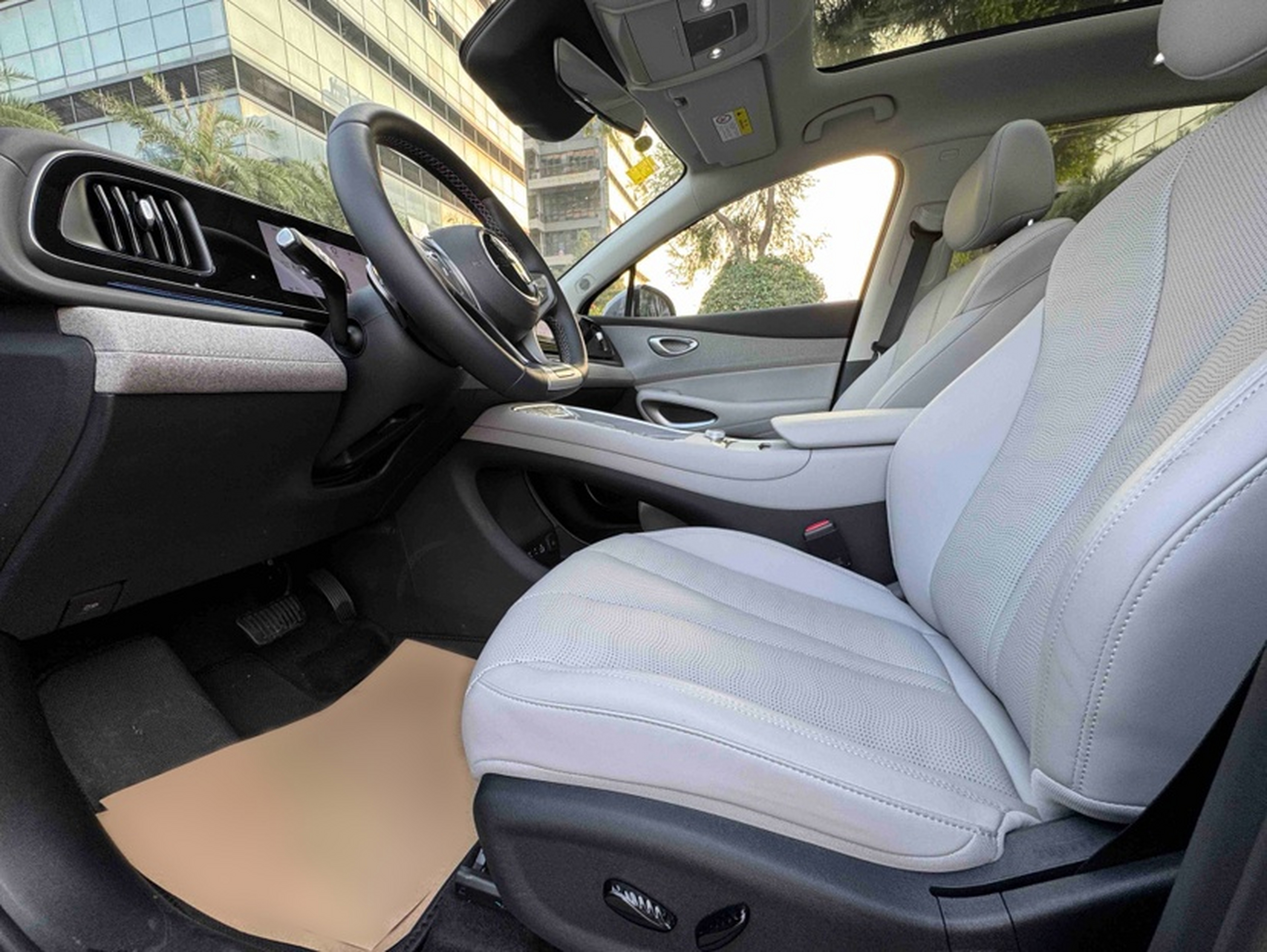 المقاعد الأمامية داخل السيارة