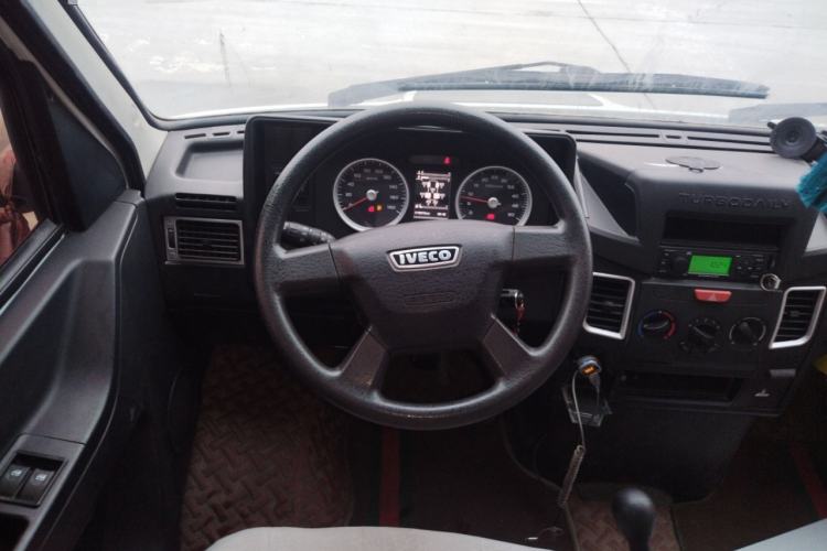 Used Iveco Daily 2021 2.5T A35 M1 Passenger Van 5-9 Seater Short Wheelbase Mid-Roof Design Dual Tires Side Sliding Door
