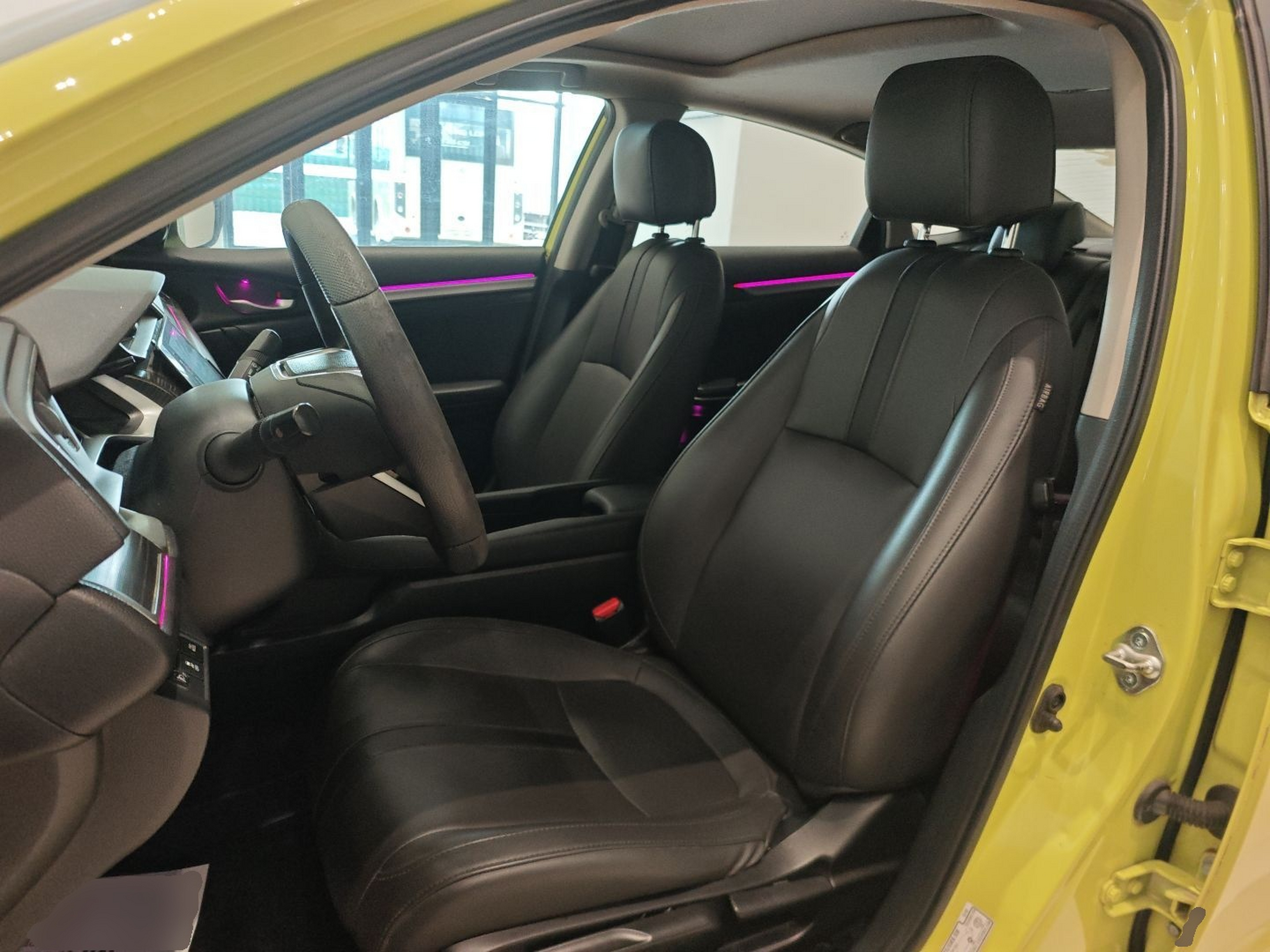 المقاعد الأمامية داخل السيارة