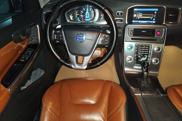 Used Volvo V60 2014 T5 Zhiya Edition
